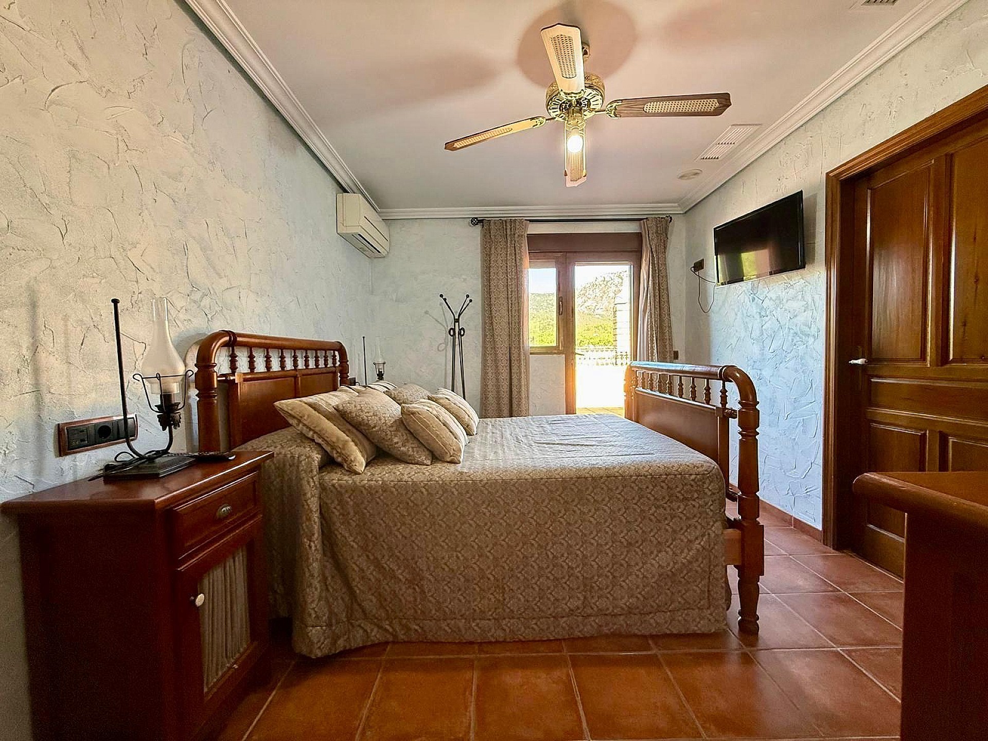 Resale - 6 Bedroom 4 Bathroom Villa in Salinas -  - Alicante