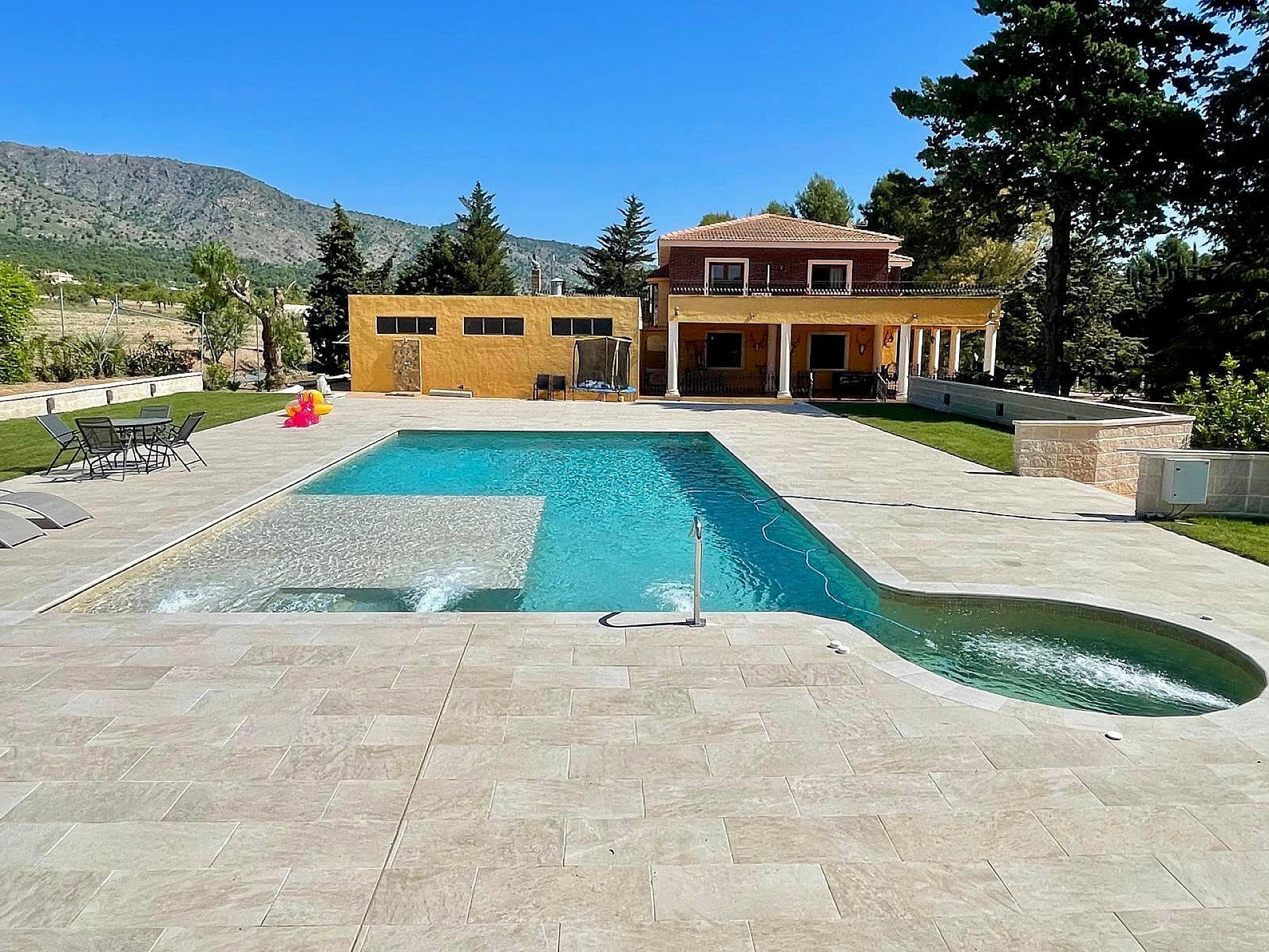 Resale - 6 Bedroom 4 Bathroom Villa in Salinas -  - Alicante