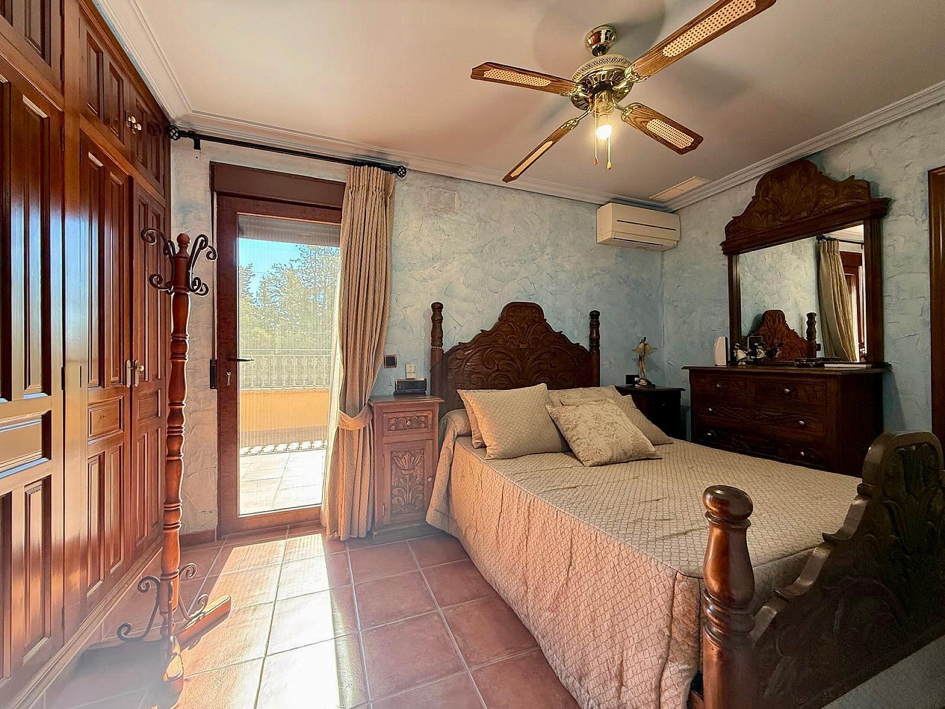 Resale - 6 Bedroom 4 Bathroom Villa in Salinas -  - Alicante