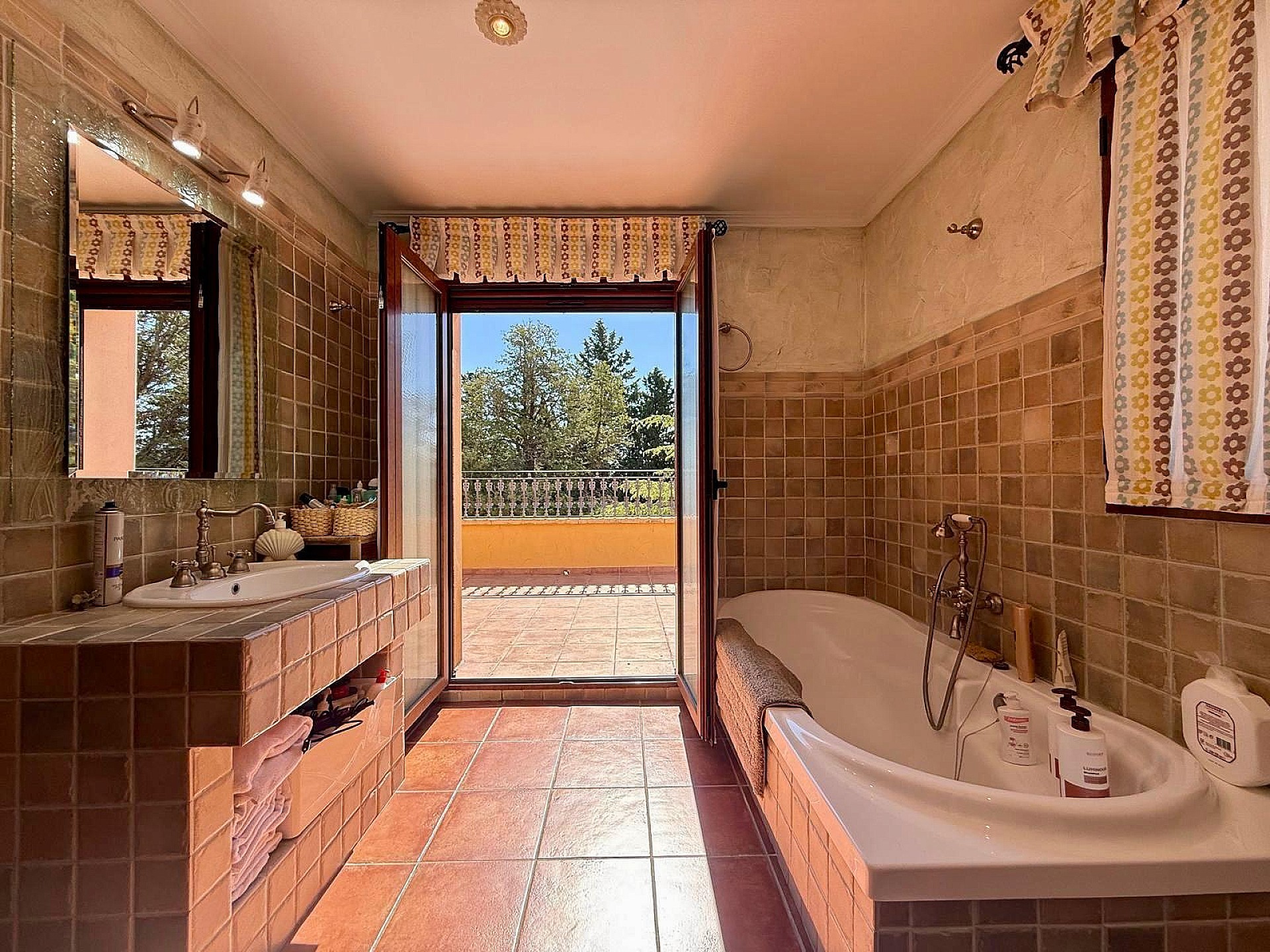 Resale - 6 Bedroom 4 Bathroom Villa in Salinas -  - Alicante