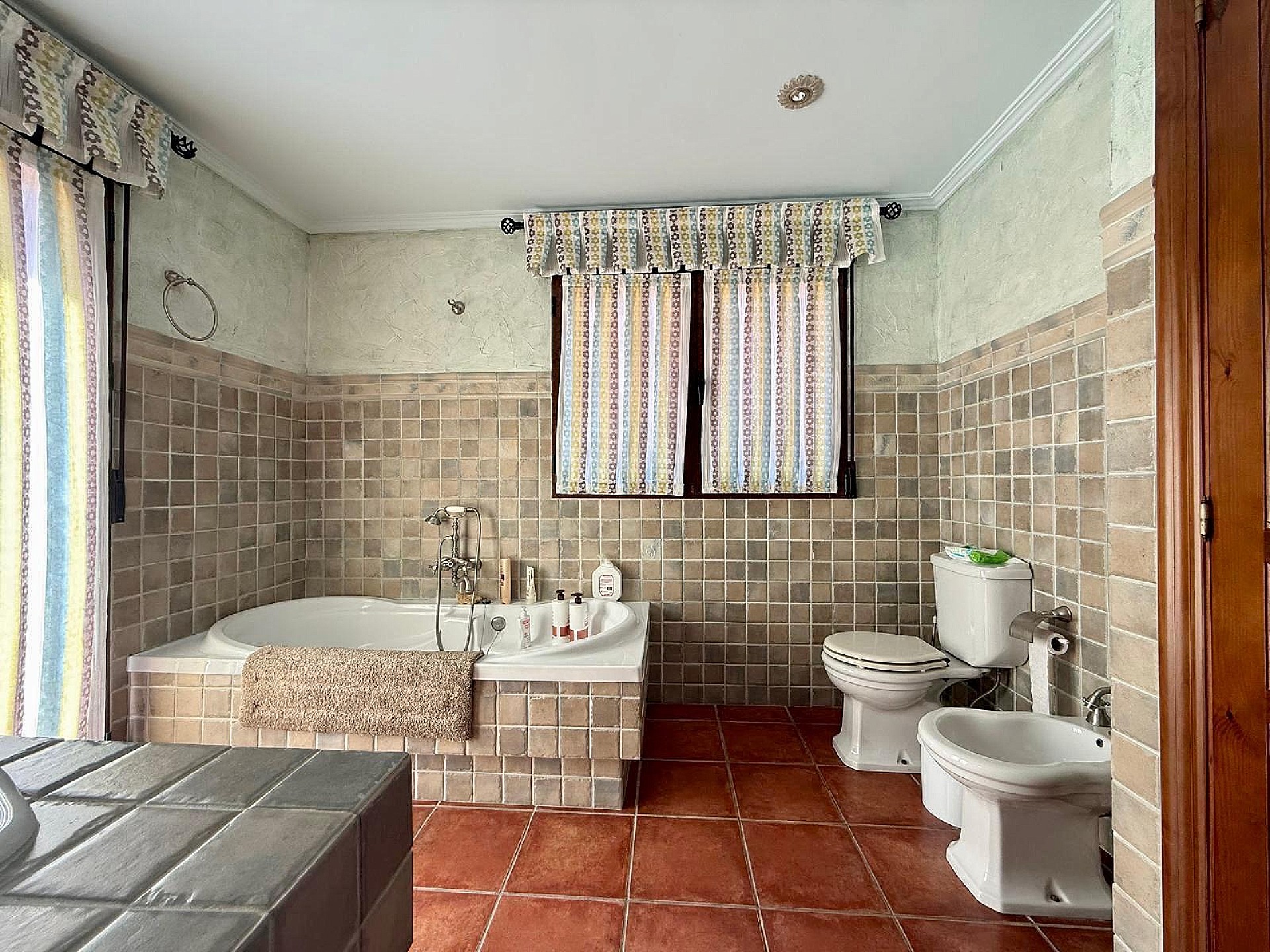 Resale - 6 Bedroom 4 Bathroom Villa in Salinas -  - Alicante