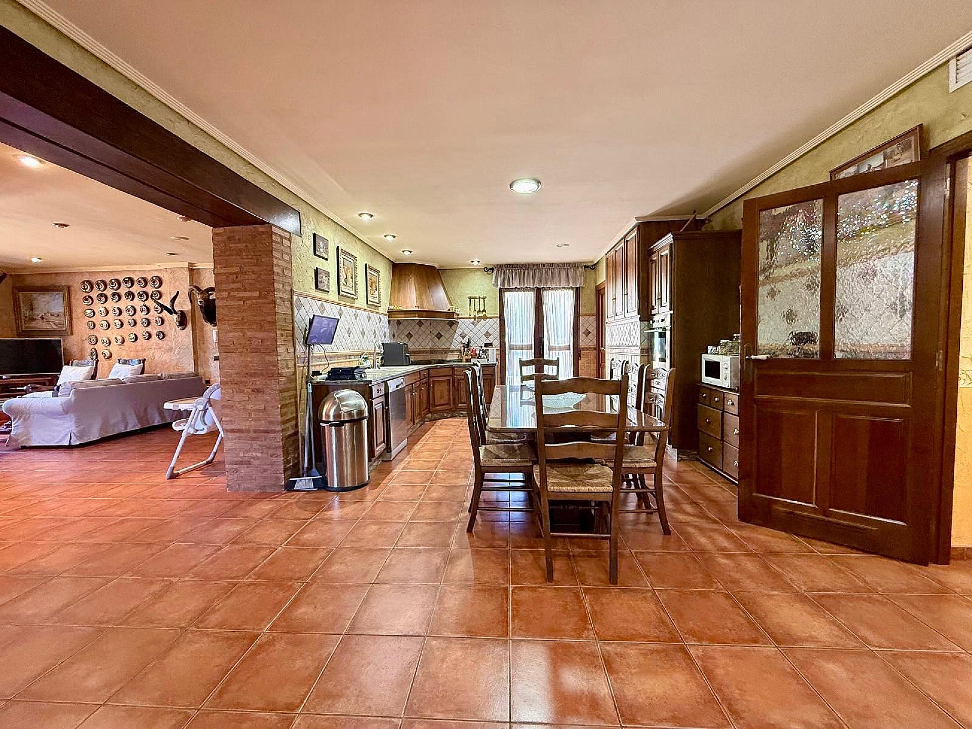 Resale - 6 Bedroom 4 Bathroom Villa in Salinas -  - Alicante