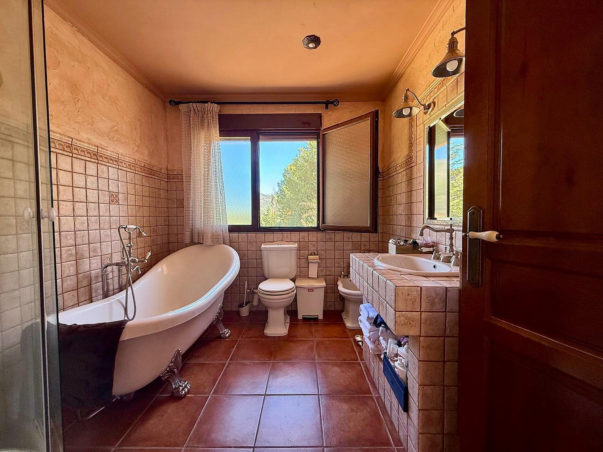 Resale - 6 Bedroom 4 Bathroom Villa in Salinas -  - Alicante
