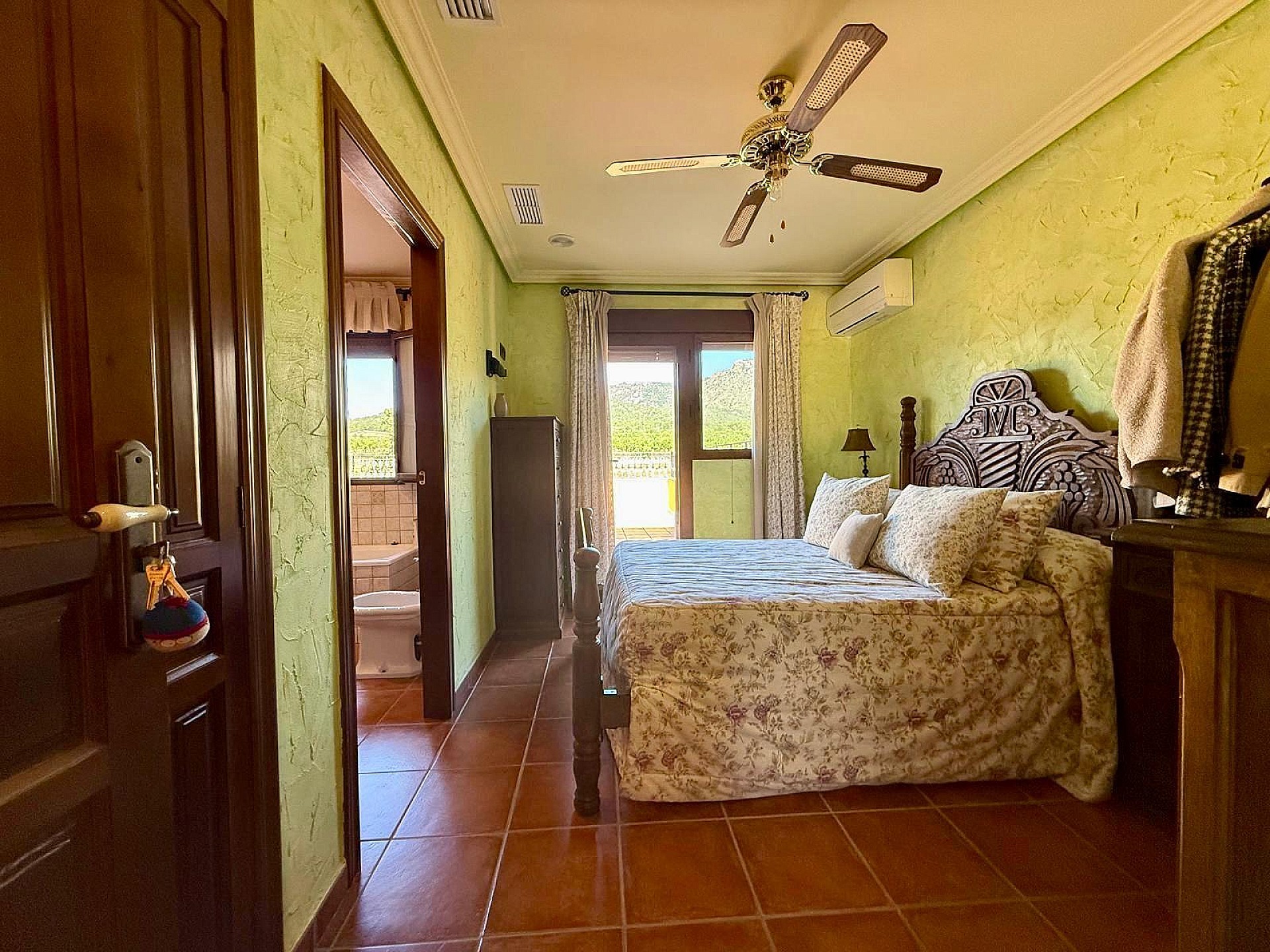 Resale - 6 Bedroom 4 Bathroom Villa in Salinas -  - Alicante
