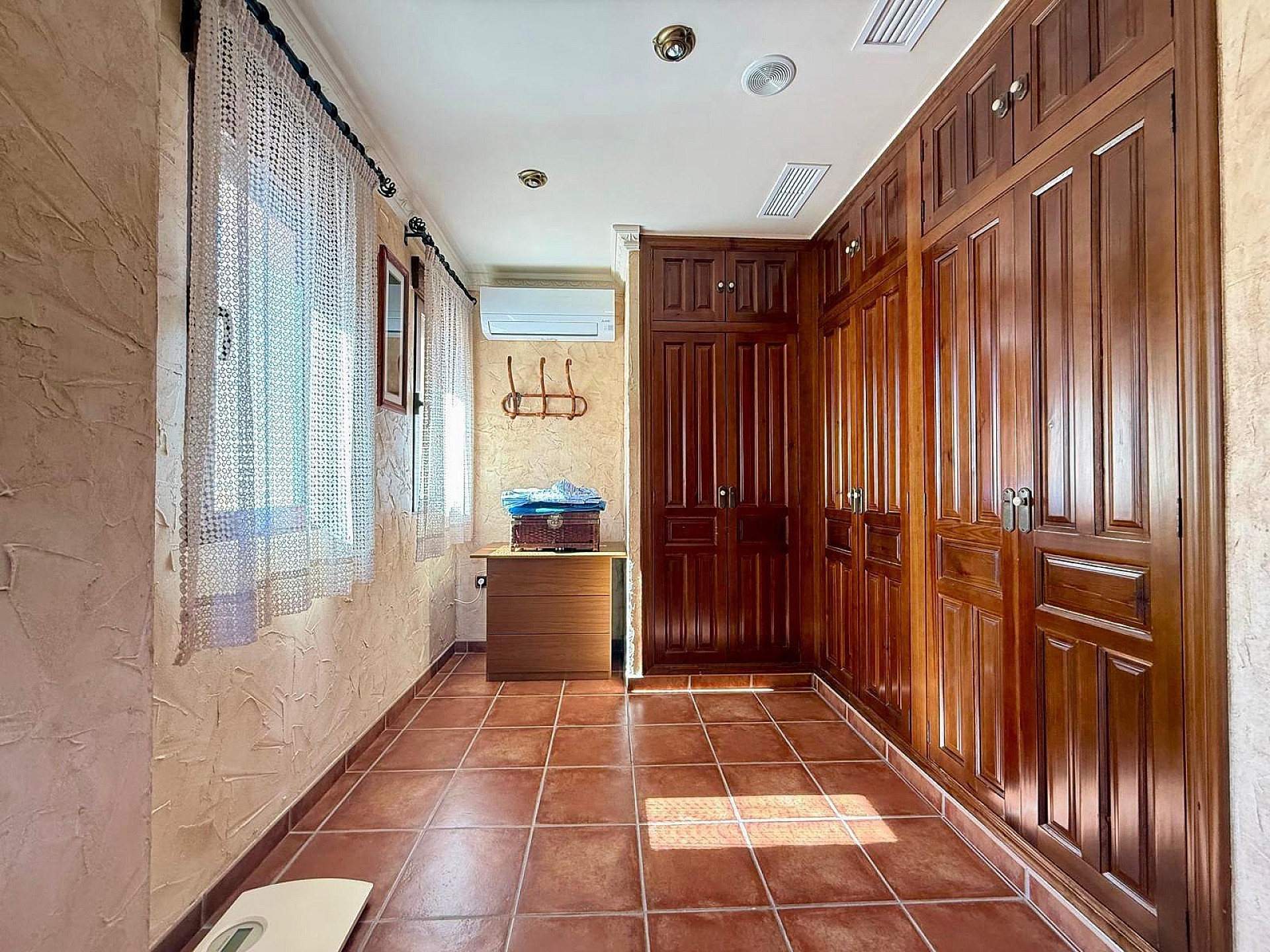 Resale - 6 Bedroom 4 Bathroom Villa in Salinas -  - Alicante
