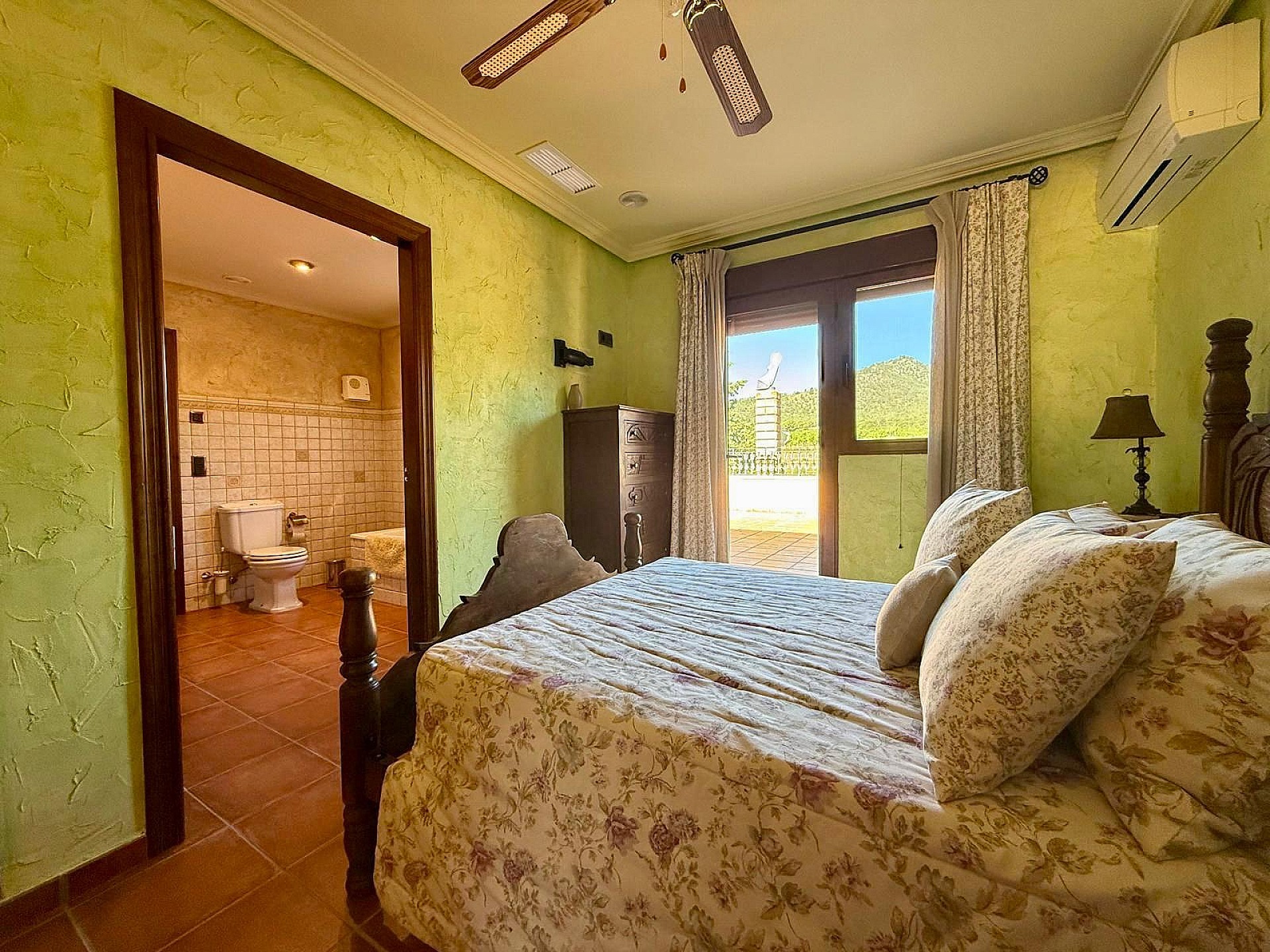 Resale - 6 Bedroom 4 Bathroom Villa in Salinas -  - Alicante
