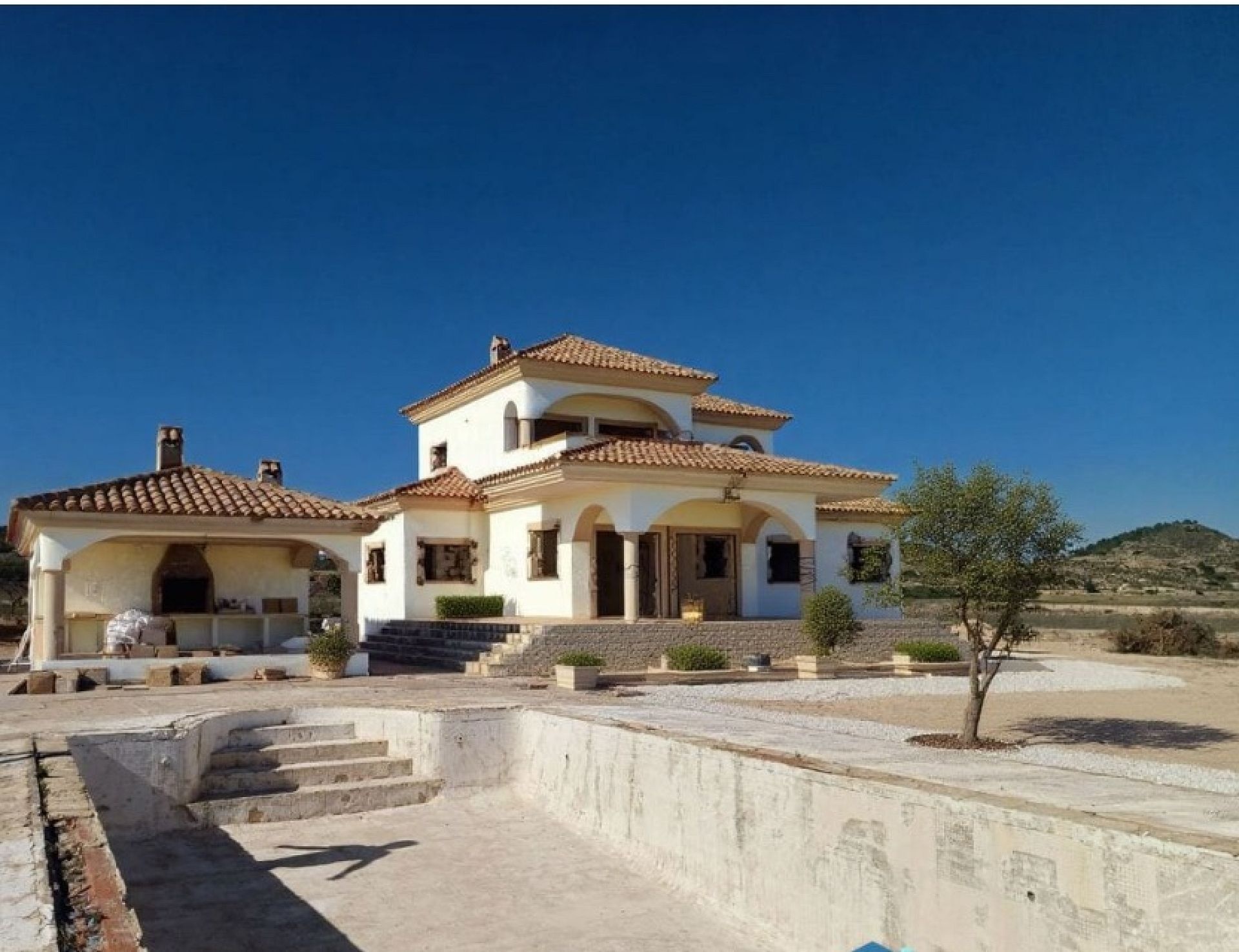 Resale - 5 Bedroom 3 Bathroom Country house in Pinoso -  - Alicante