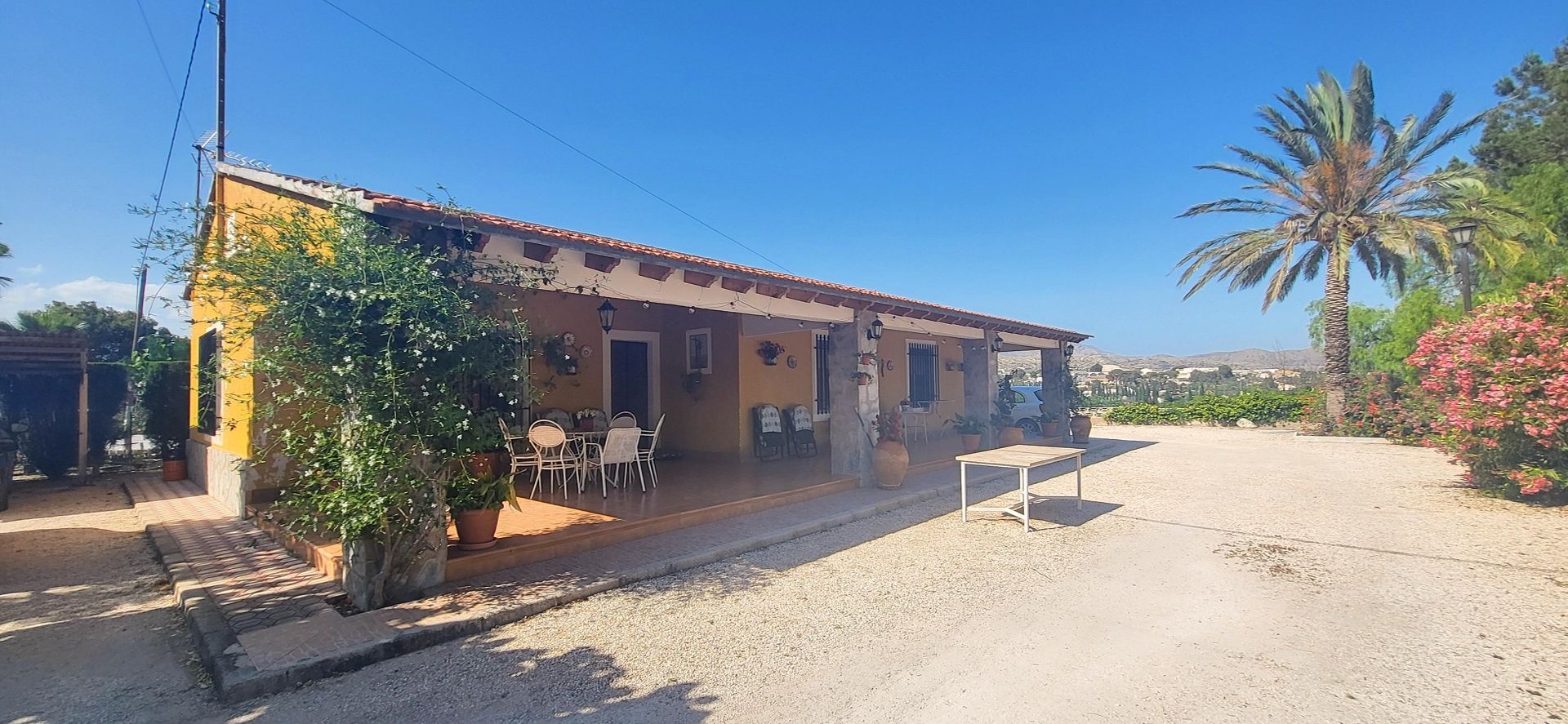 Resale - 4 Bedroom 1 Bathroom Villa in Novelda -  - Alicante
