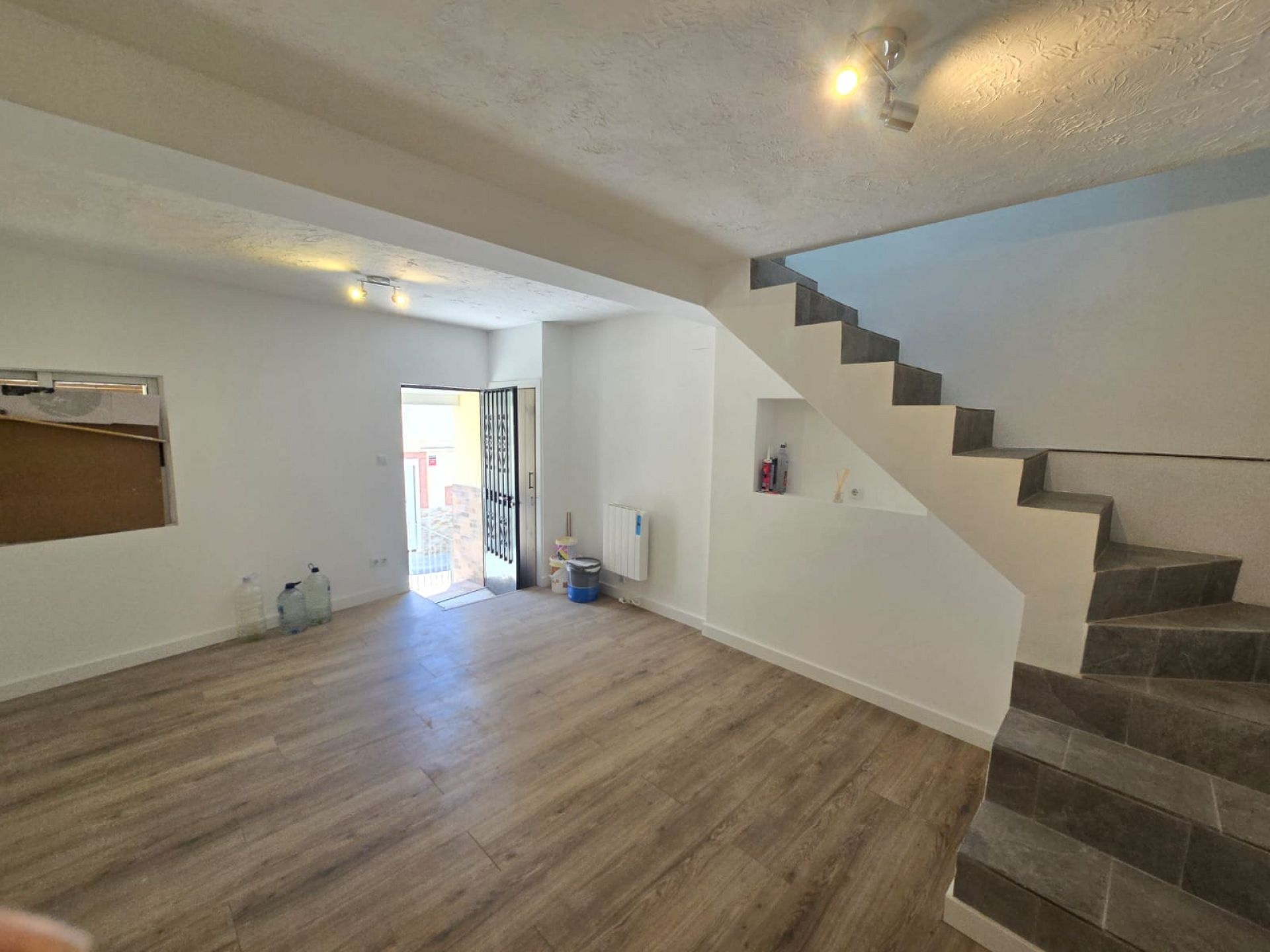 Resale - 3 Bedroom 2 Bathroom Townhouse in Sax -  - Alicante
