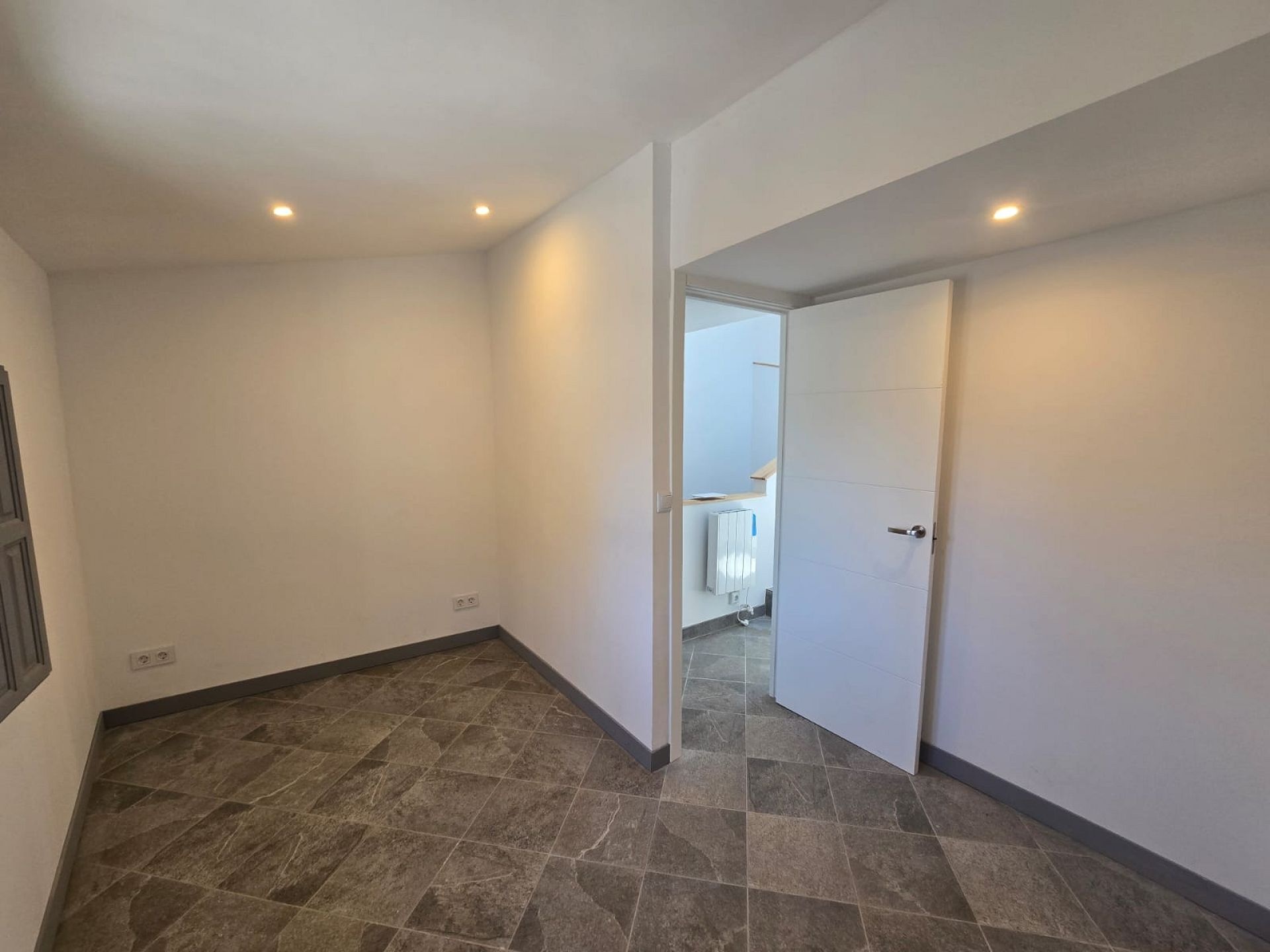 Resale - 3 Bedroom 2 Bathroom Townhouse in Sax -  - Alicante