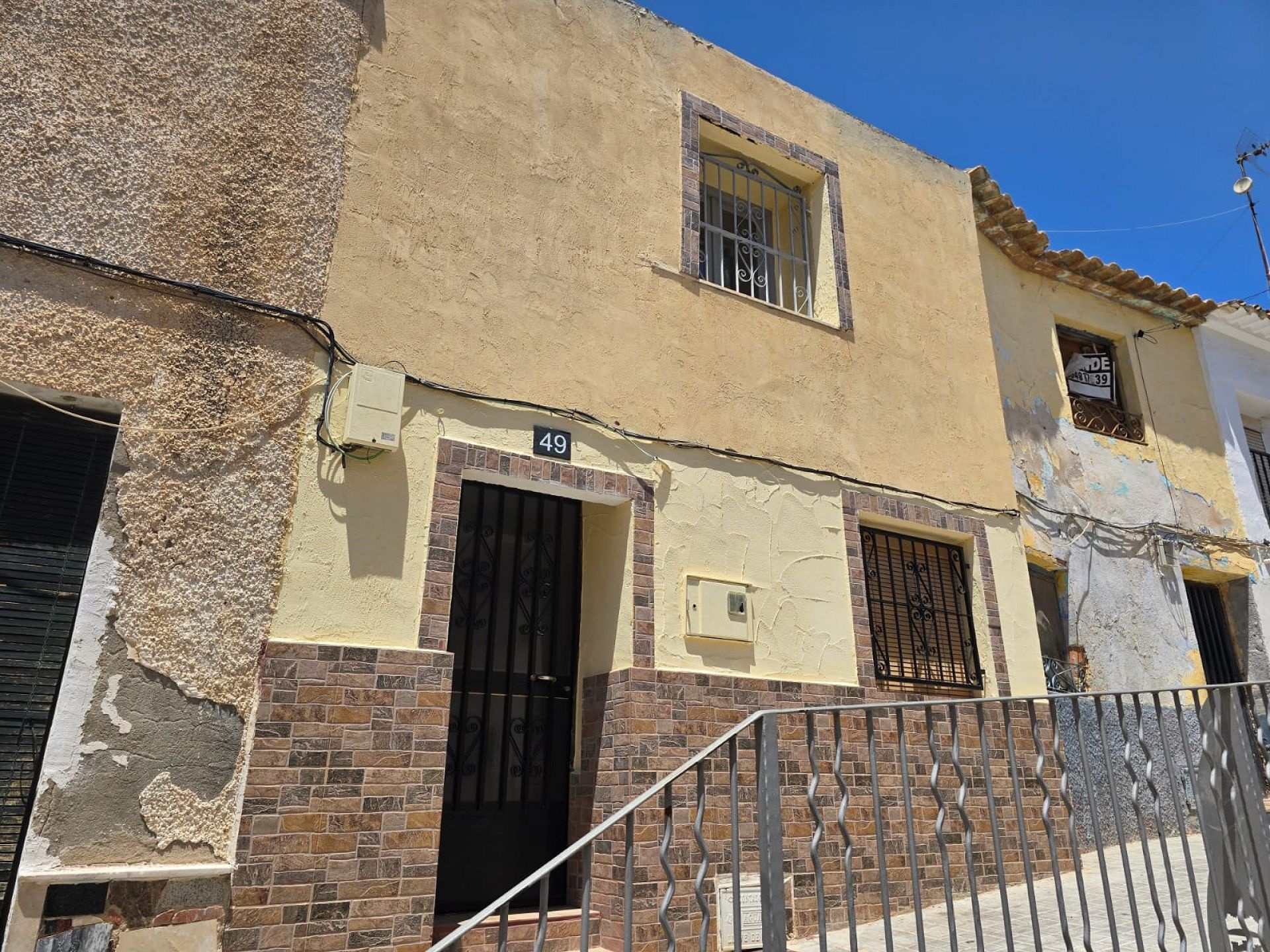 Resale - 3 Bedroom 2 Bathroom Townhouse in Sax -  - Alicante