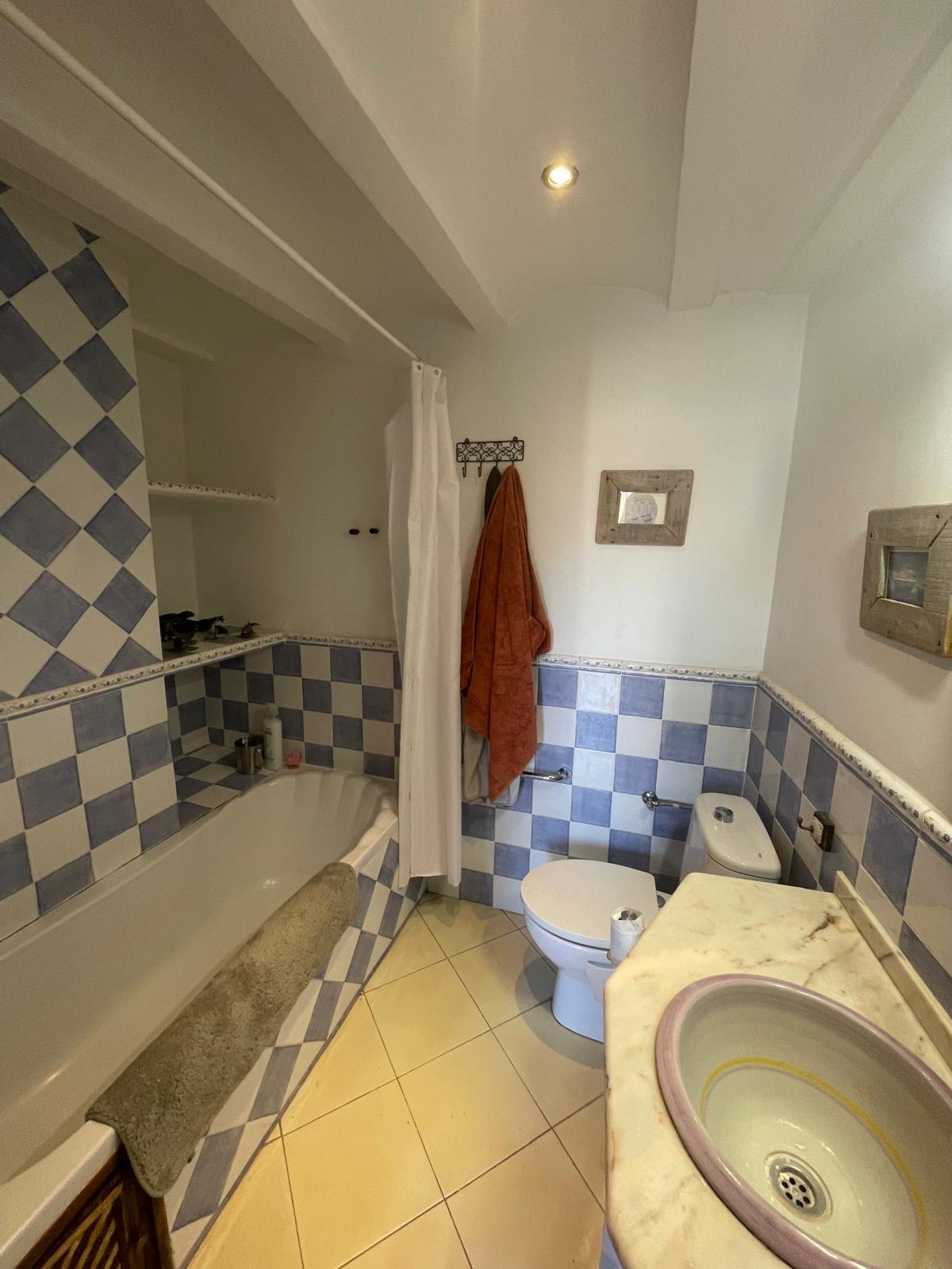 Resale - 3 Bedroom 5 Bathroom Commercial in Pinoso -  - Alicante