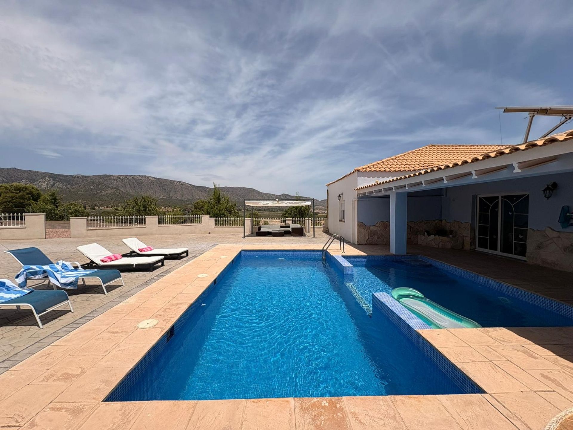 Resale - 4 Bedroom 4 Bathroom Commercial in Salinas -  - Alicante