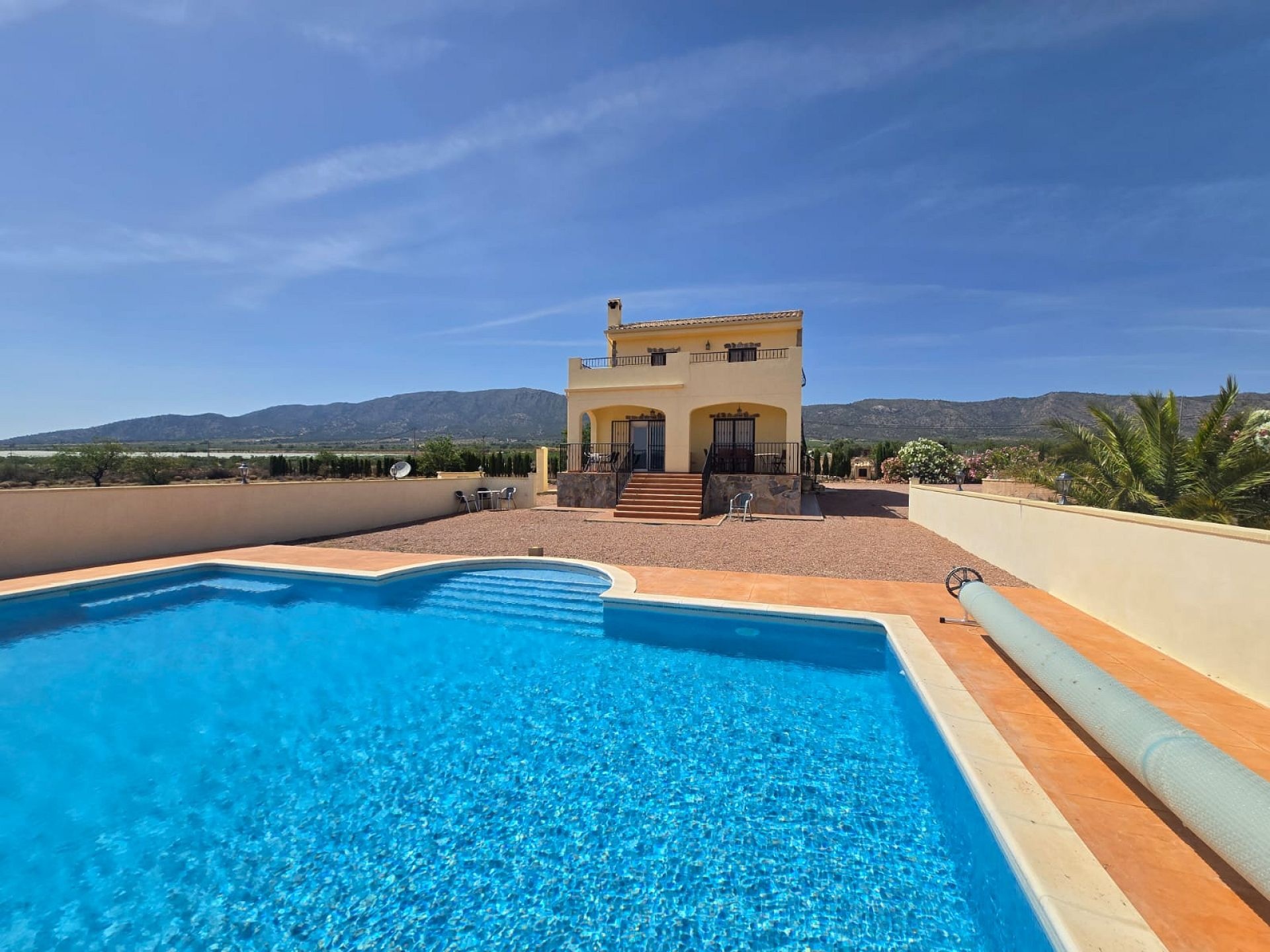 Resale - 4 Bedroom 3 Bathroom Villa in Monóvar -  - Alicante