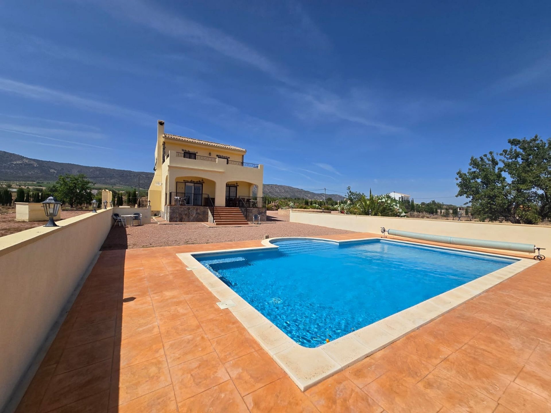 Resale - 4 Bedroom 3 Bathroom Villa in Monóvar -  - Alicante