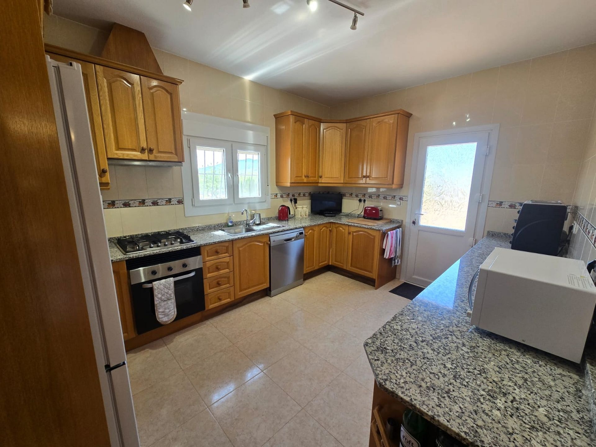 Resale - 4 Bedroom 3 Bathroom Villa in Monóvar -  - Alicante