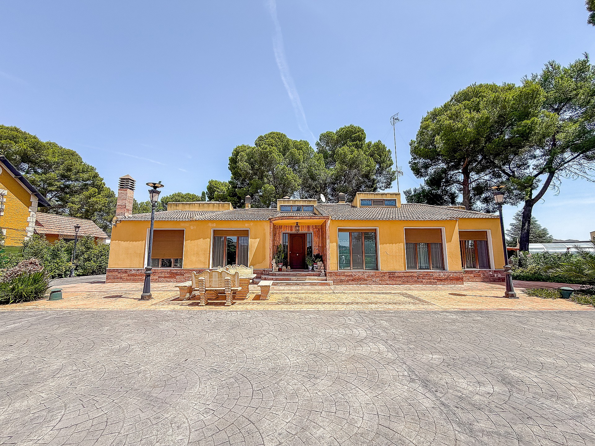 Resale - 4 Bedroom 4 Bathroom Villa in Yecla -  - Murcia