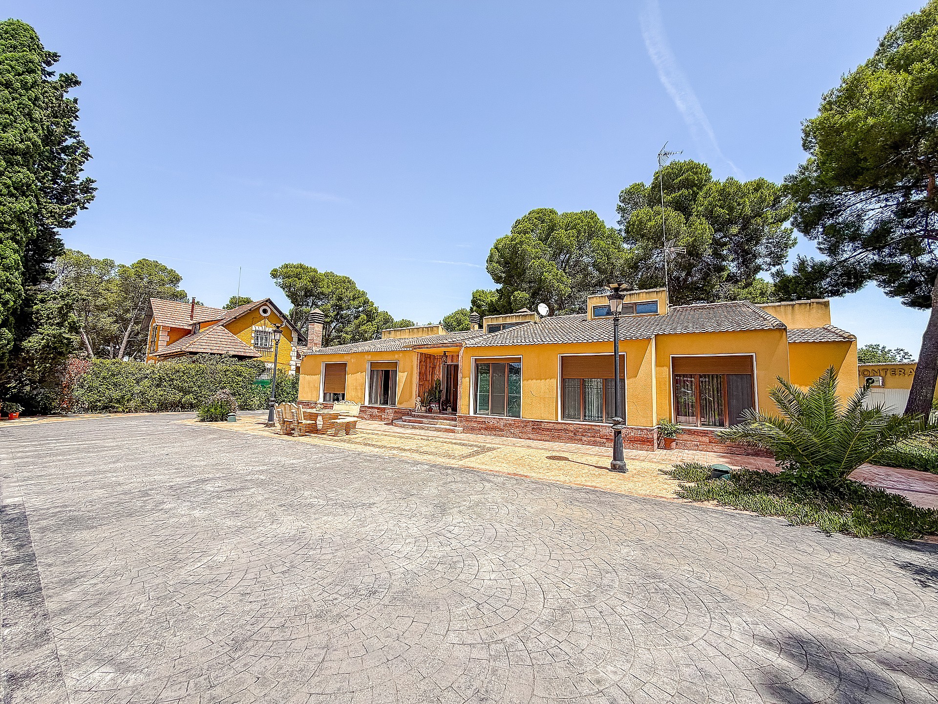 Resale - 4 Bedroom 4 Bathroom Villa in Yecla -  - Murcia