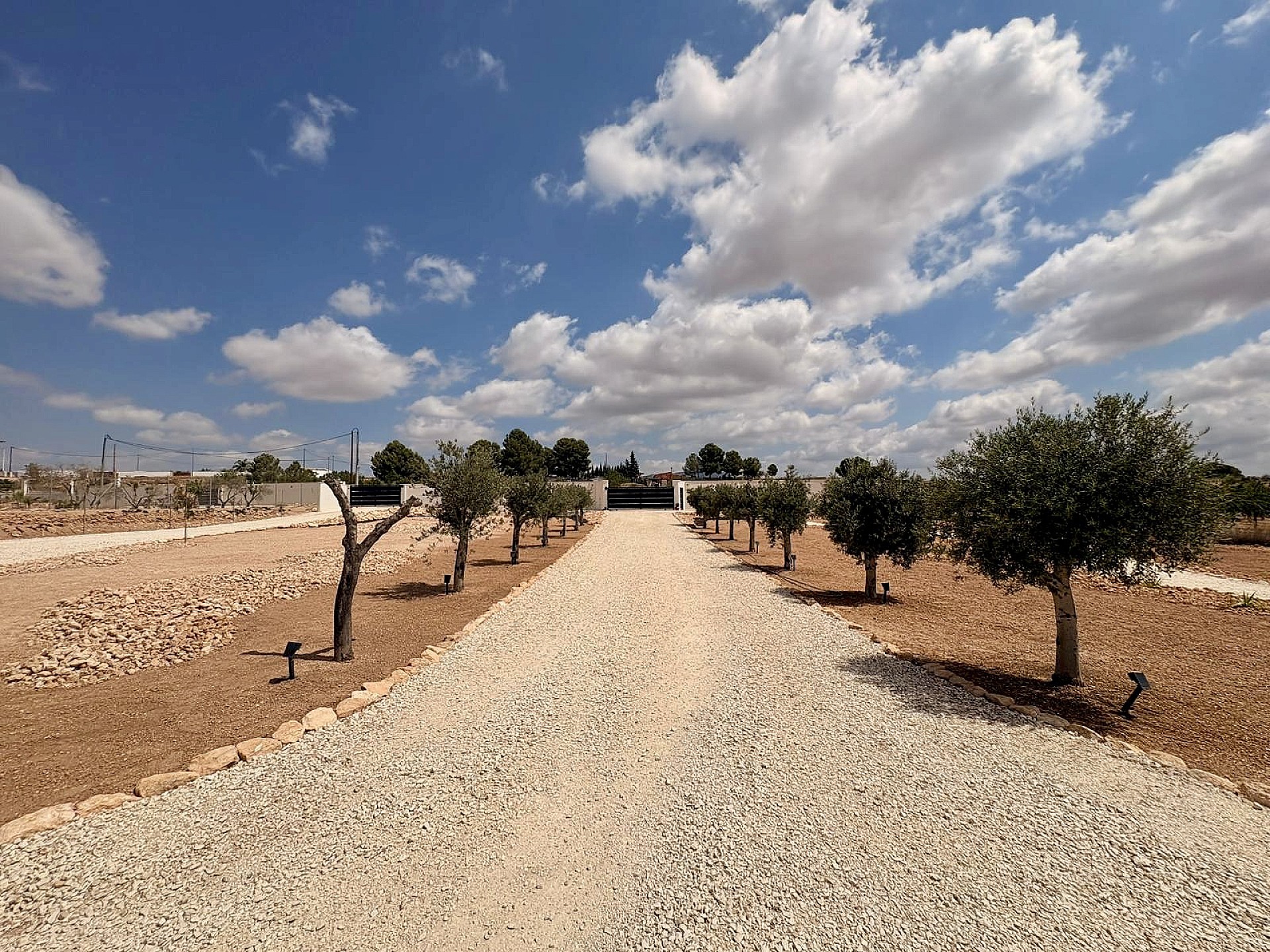 Resale - 5 Bedroom 3 Bathroom Villa in Pinoso -  - Alicante