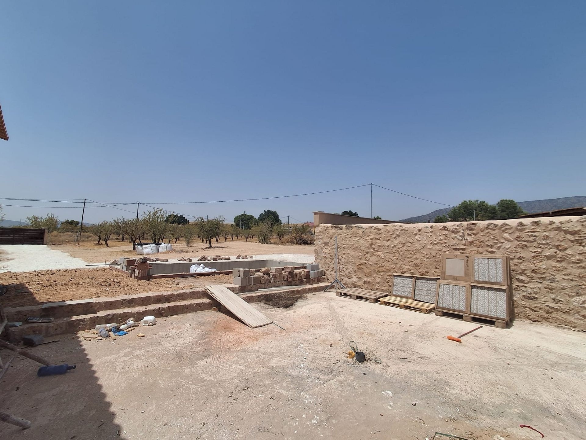 Resale - 4 Bedroom 2 Bathroom Country house in Pinoso -  - Alicante