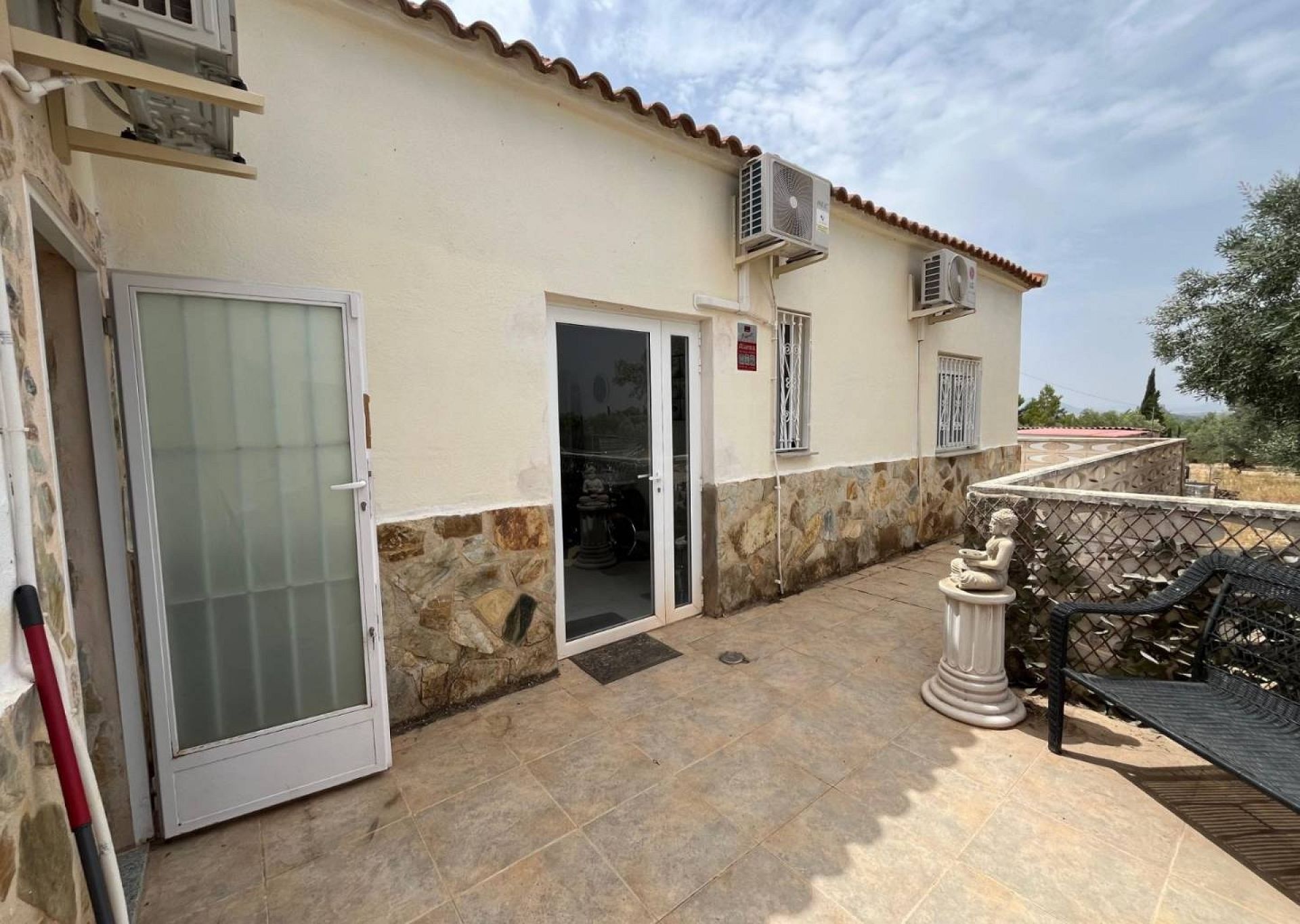 Resale - 3 Bedroom 2 Bathroom Country house in Sax -  - Alicante