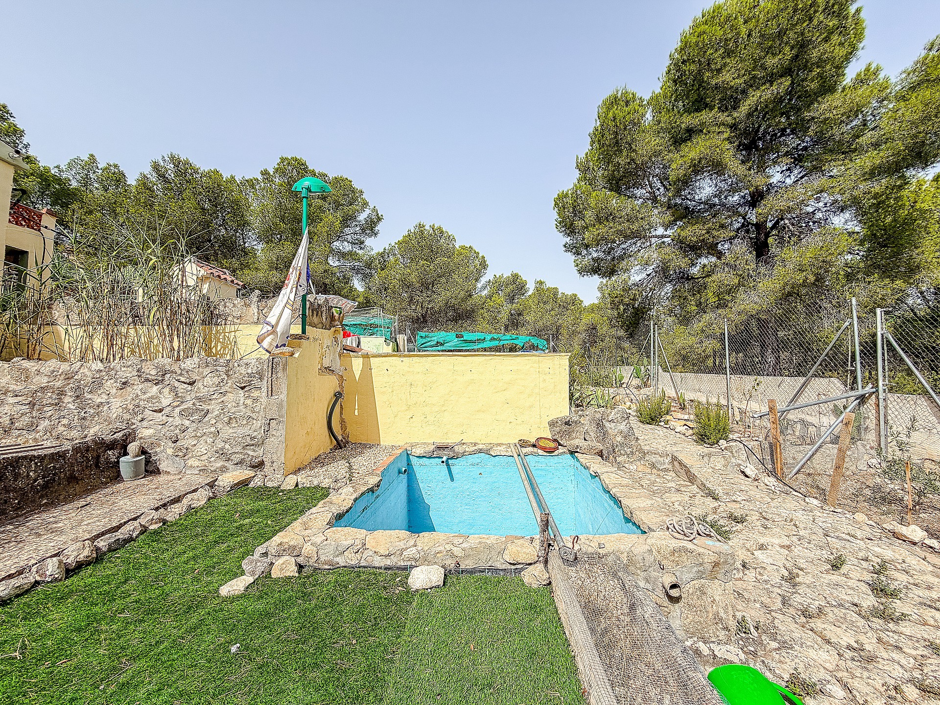 Resale - 2 Bedroom 1 Bathroom Finca in Castalla -  - Alicante