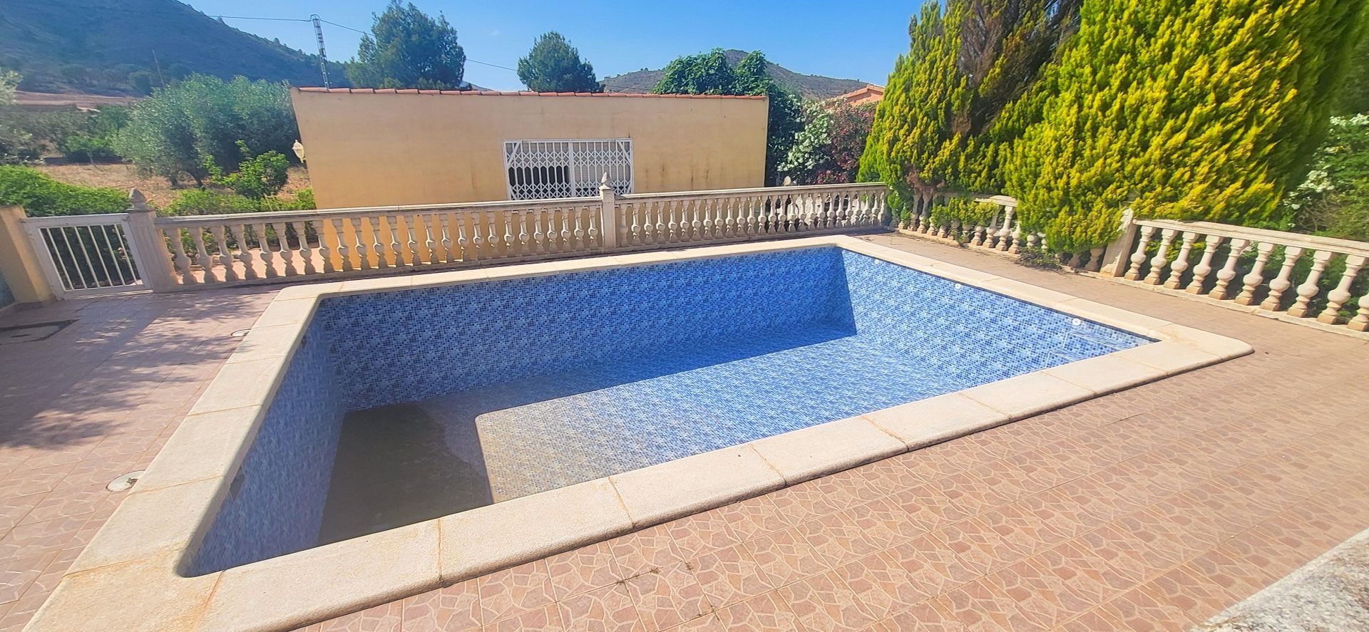 Resale - 4 Bedroom 2 Bathroom Villa in Hondón de las Nieves -  - Alicante