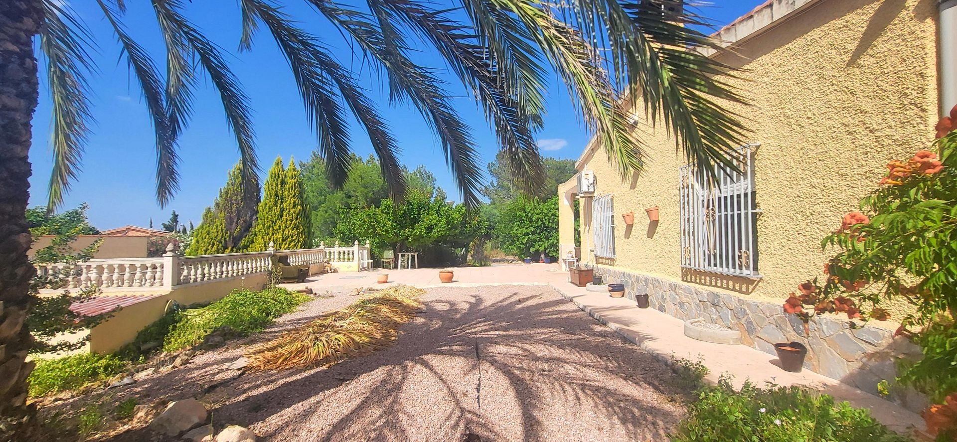 Resale - 4 Bedroom 2 Bathroom Villa in Hondón de las Nieves -  - Alicante
