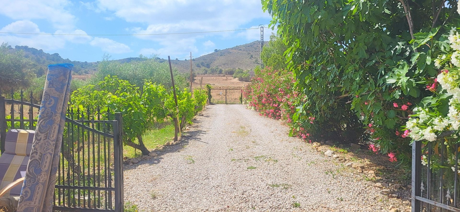 Resale - 4 Bedroom 2 Bathroom Villa in Hondón de las Nieves -  - Alicante