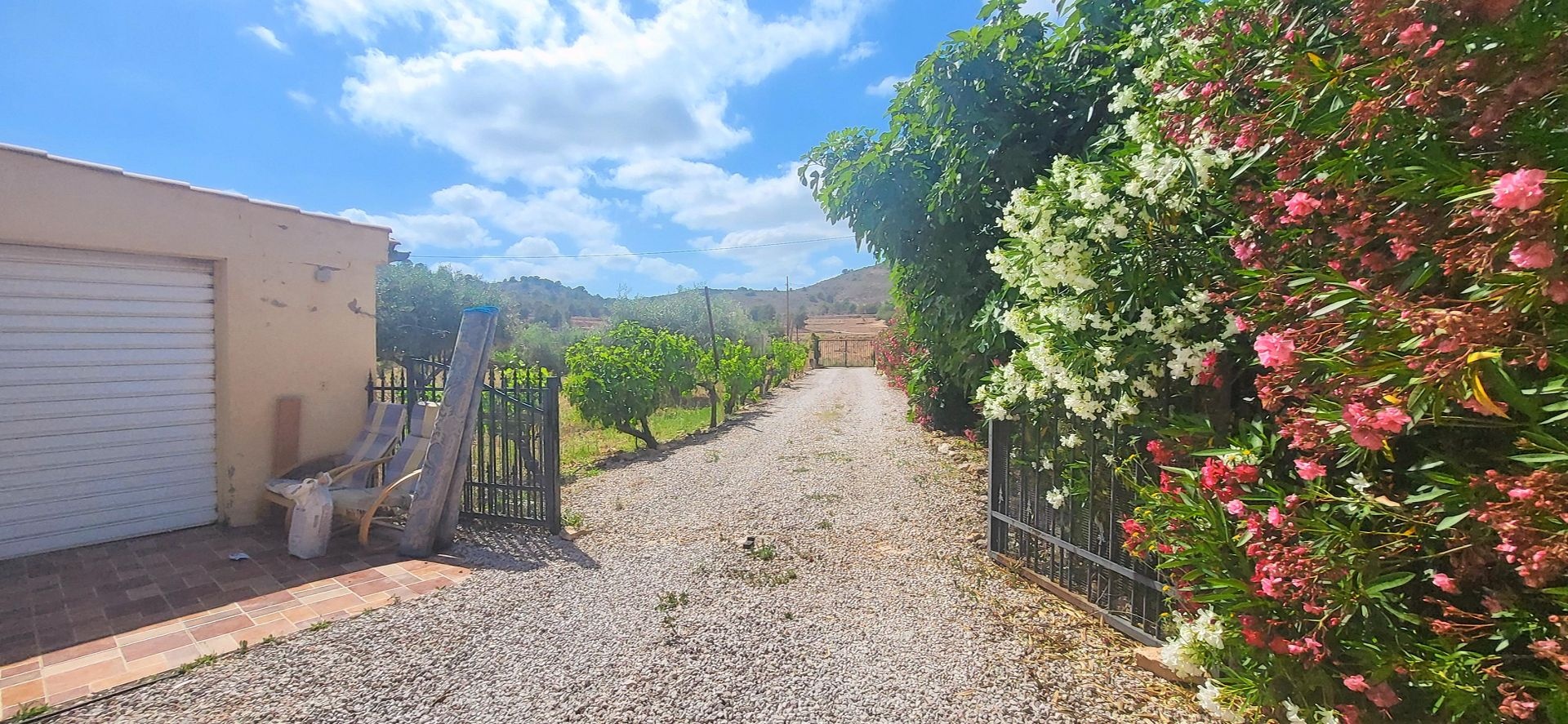 Resale - 4 Bedroom 2 Bathroom Villa in Hondón de las Nieves -  - Alicante