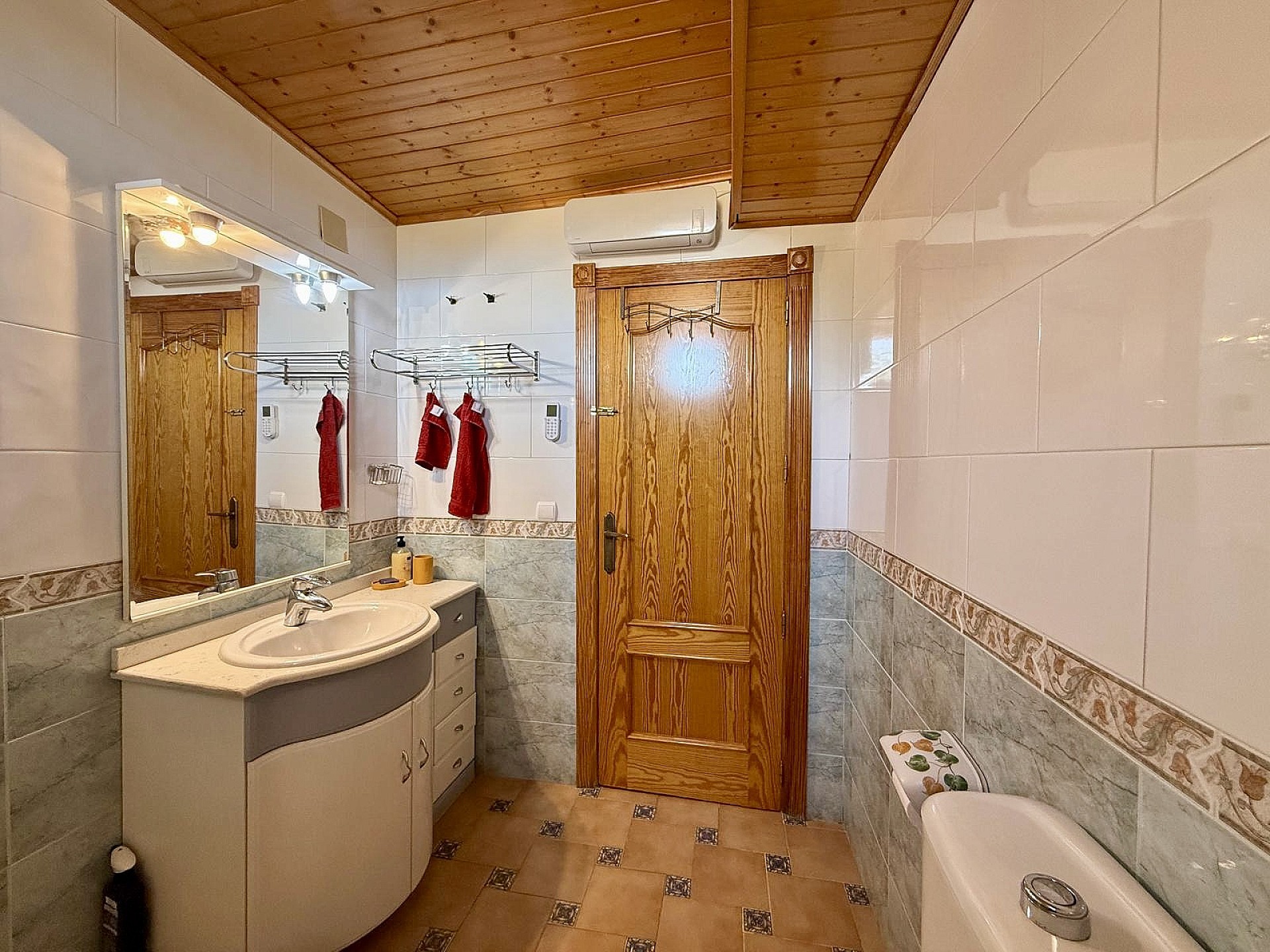 Resale - 4 Bedroom 3 Bathroom Country house in Villena -  - Alicante