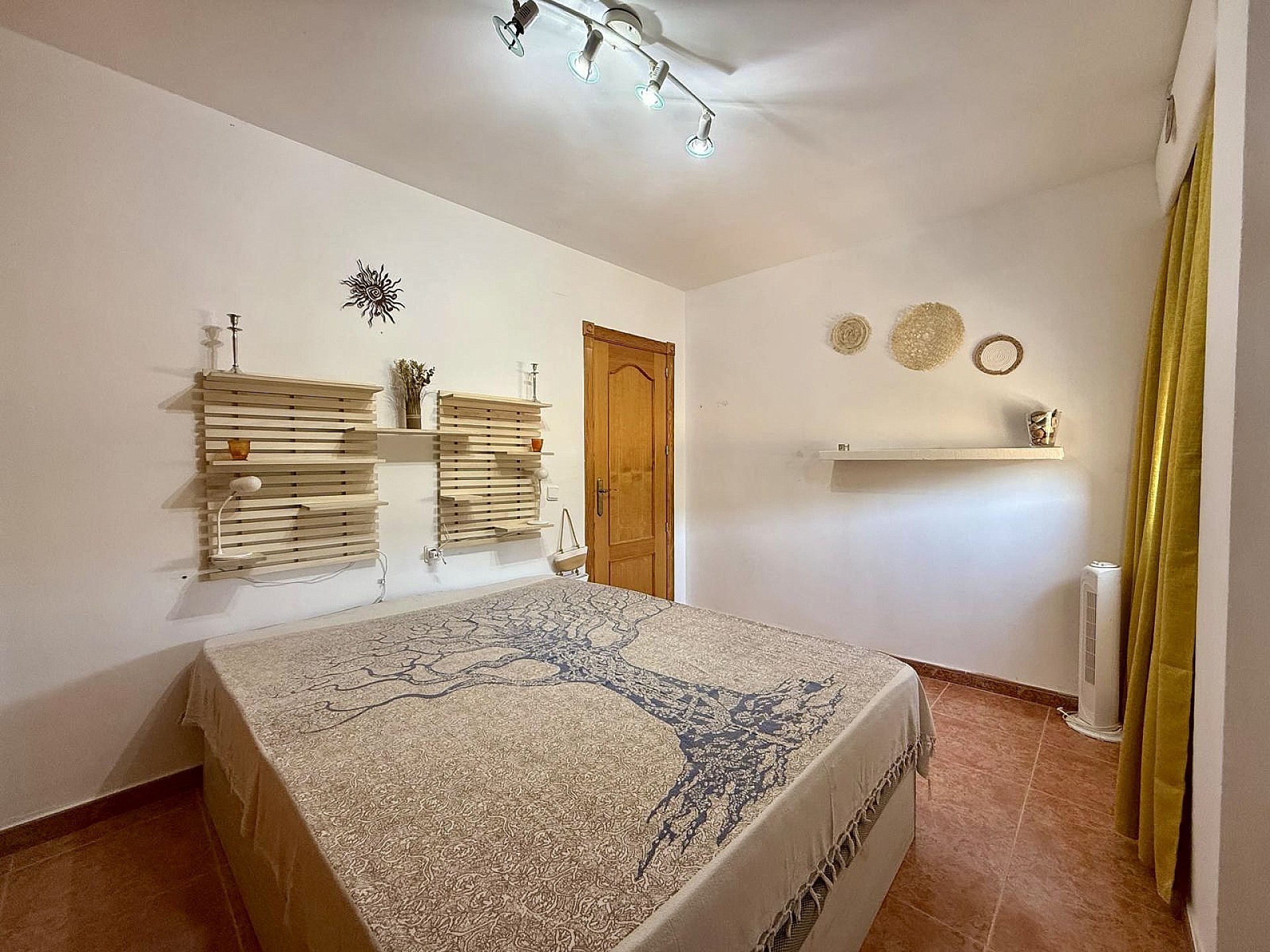 Resale - 4 Bedroom 3 Bathroom Country house in Villena -  - Alicante