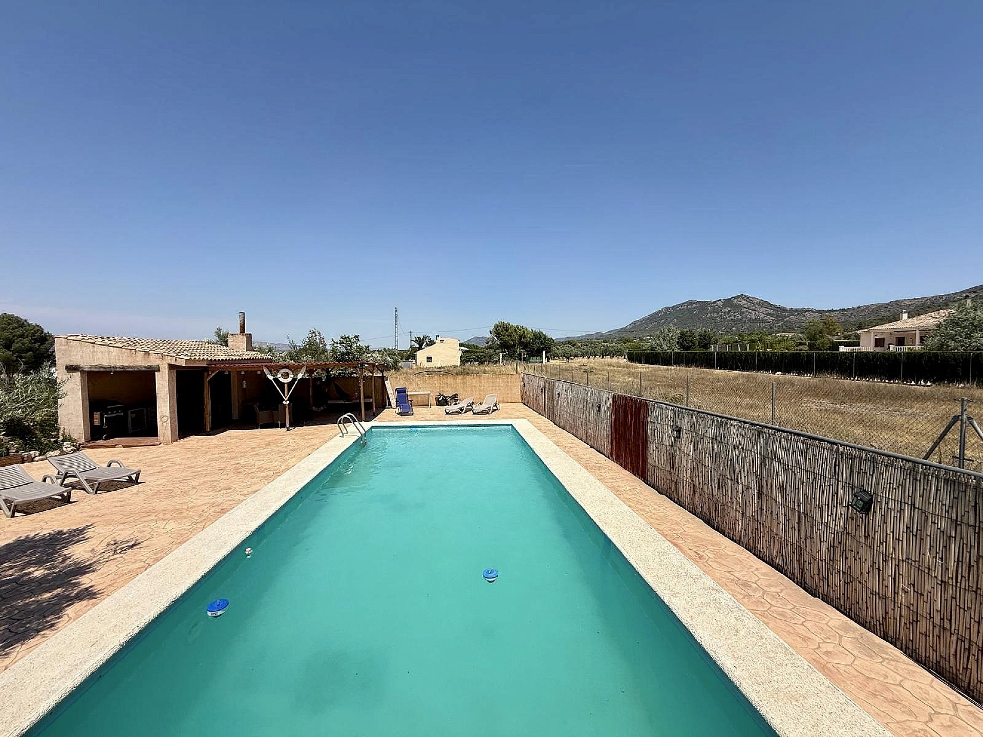 Resale - 4 Bedroom 3 Bathroom Country house in Villena -  - Alicante