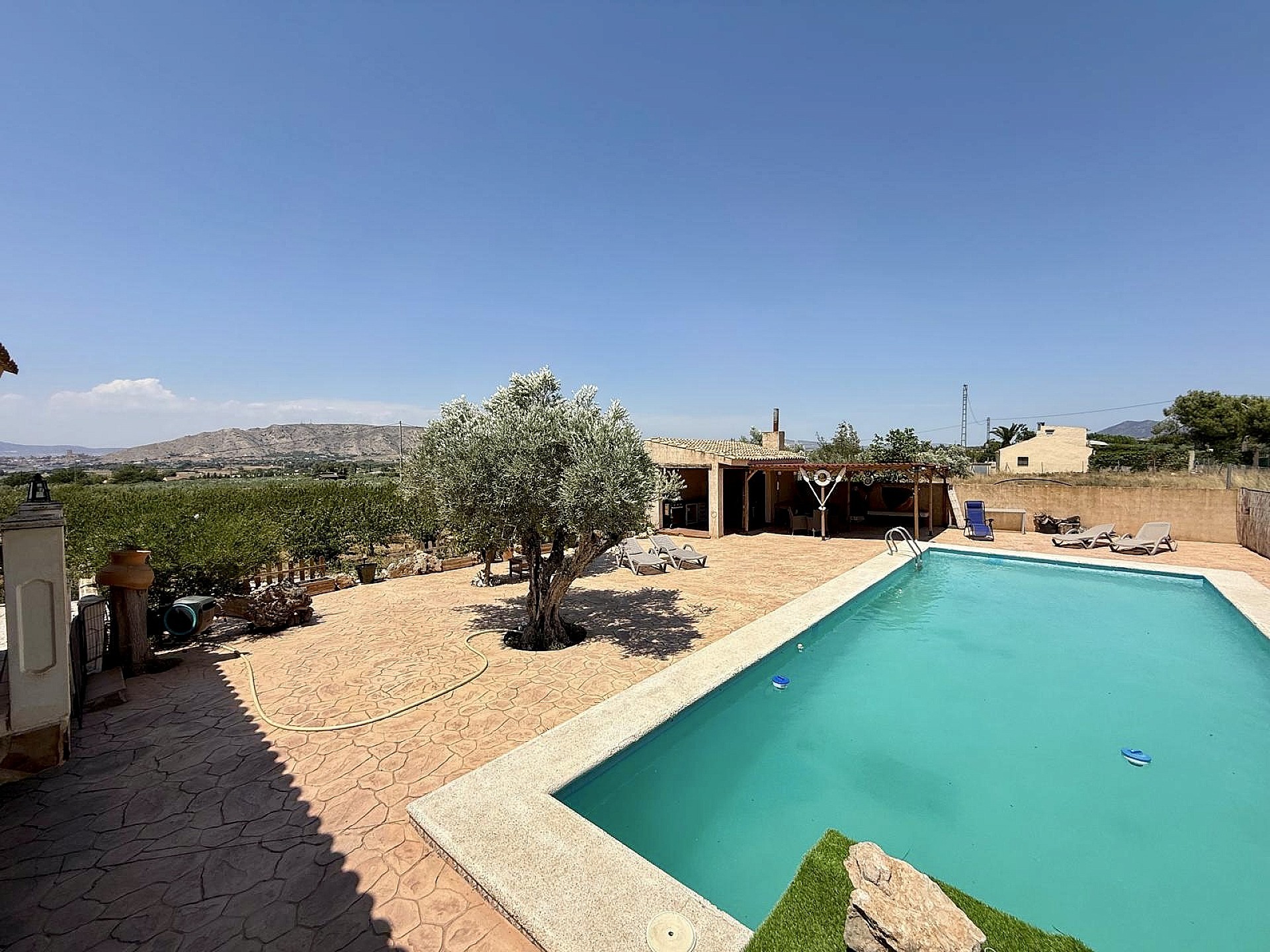 Resale - 4 Bedroom 3 Bathroom Country house in Villena -  - Alicante