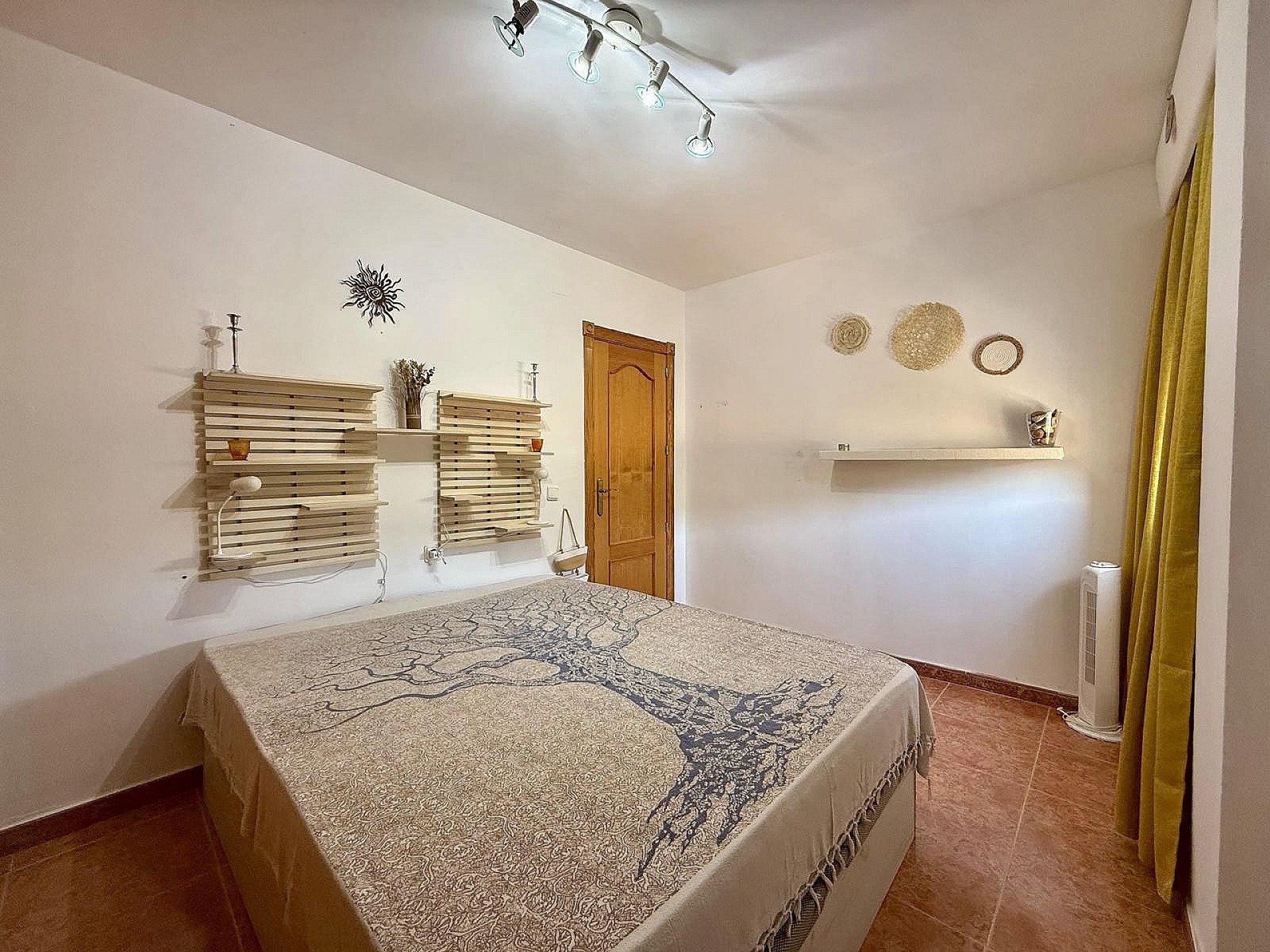 Resale - 4 Bedroom 3 Bathroom Country house in Villena -  - Alicante