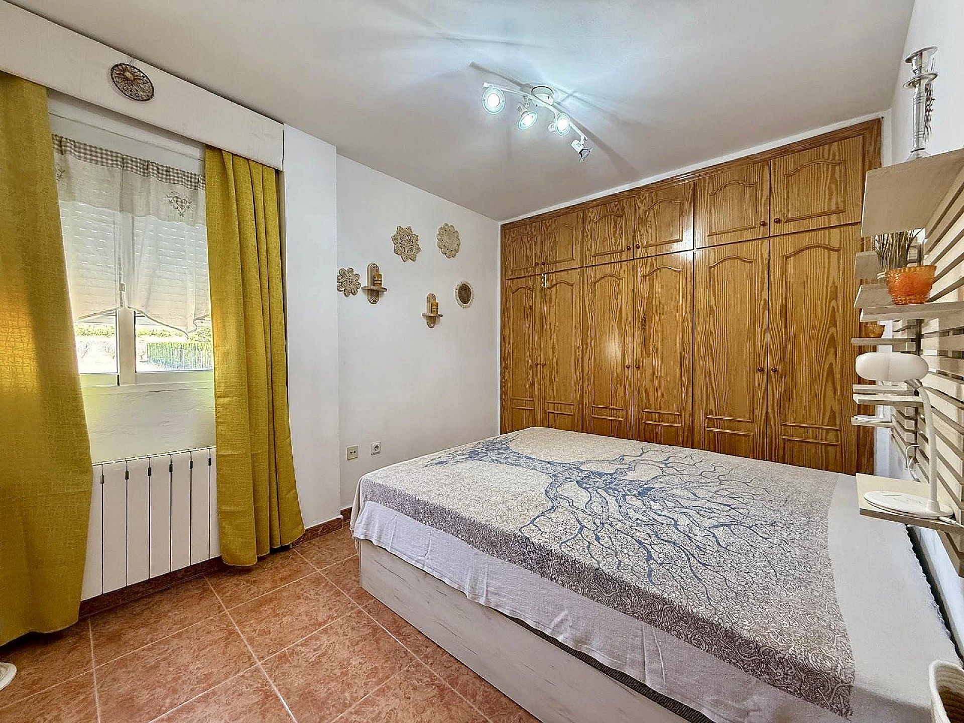 Resale - 4 Bedroom 3 Bathroom Country house in Villena -  - Alicante