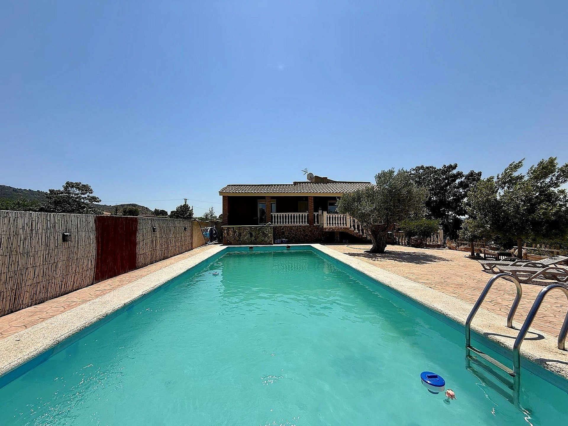Resale - 4 Bedroom 3 Bathroom Country house in Villena -  - Alicante