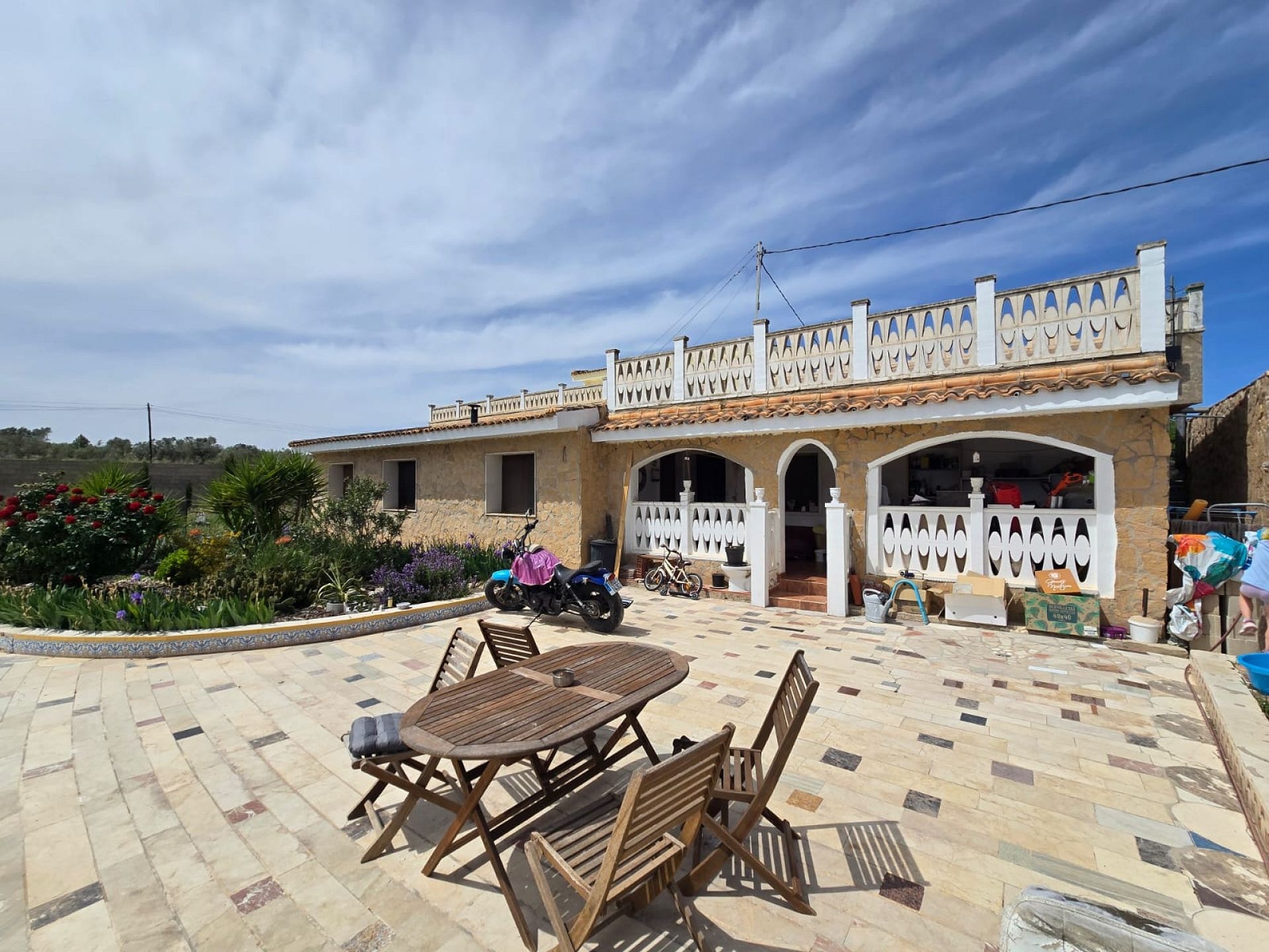 Resale - 6 Bedroom 3 Bathroom Villa in Sax -  - Alicante