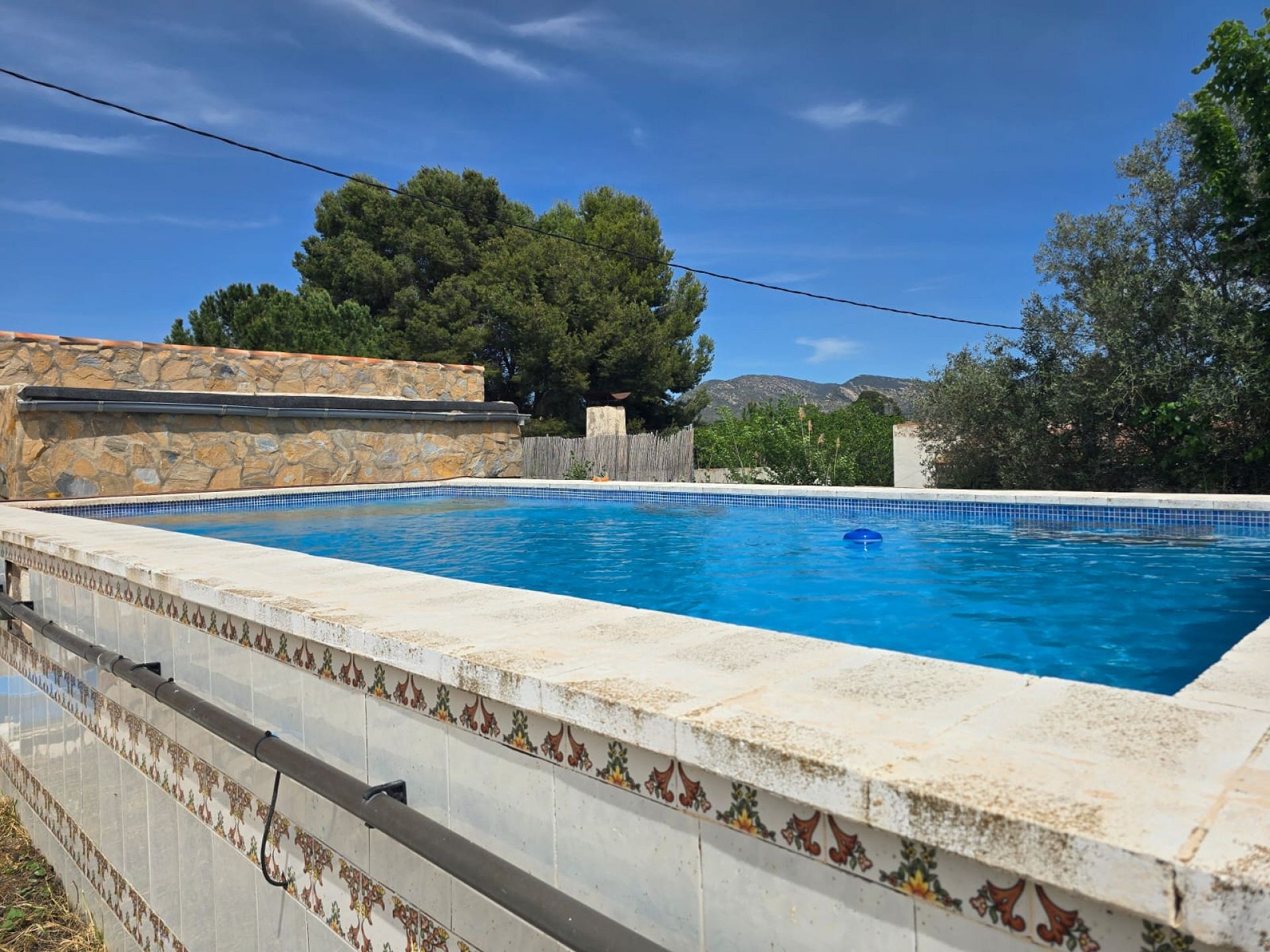 Resale - 6 Bedroom 3 Bathroom Villa in Sax -  - Alicante