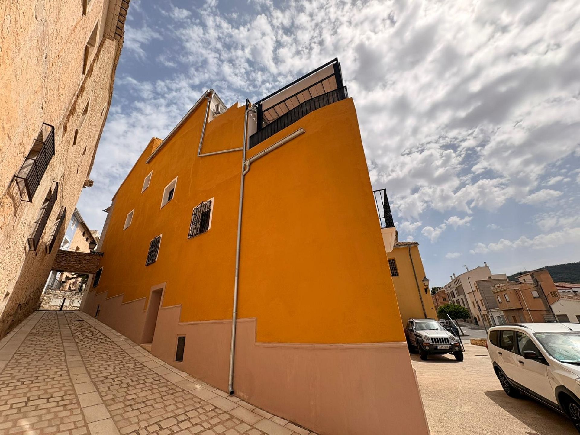 Resale - 4 Bedroom 3 Bathroom Townhouse in Biar -  - Alicante