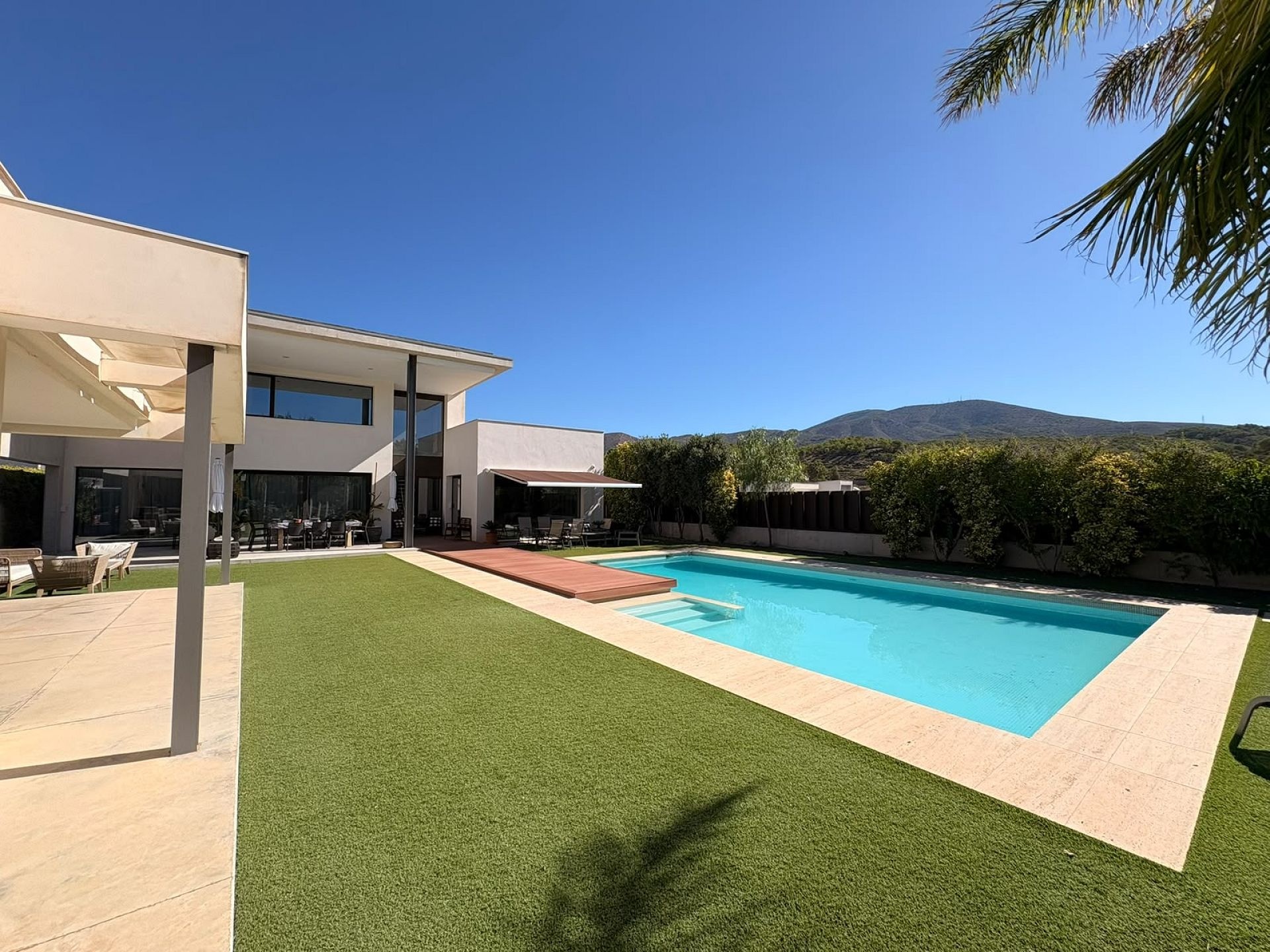 Resale - 4 Bedroom 4 Bathroom Villa in Petrer -  - Alicante