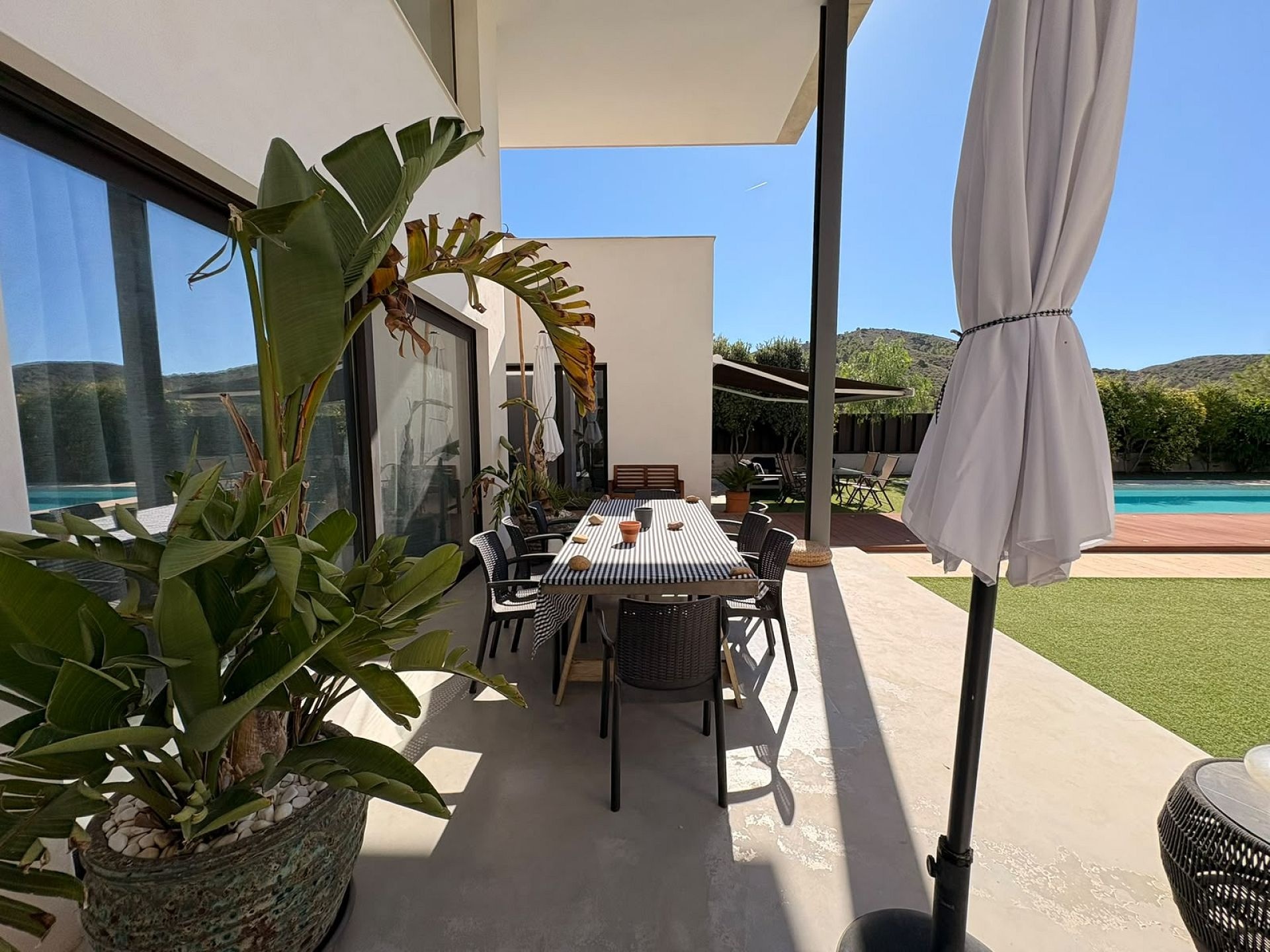 Resale - 4 Bedroom 4 Bathroom Villa in Petrer -  - Alicante
