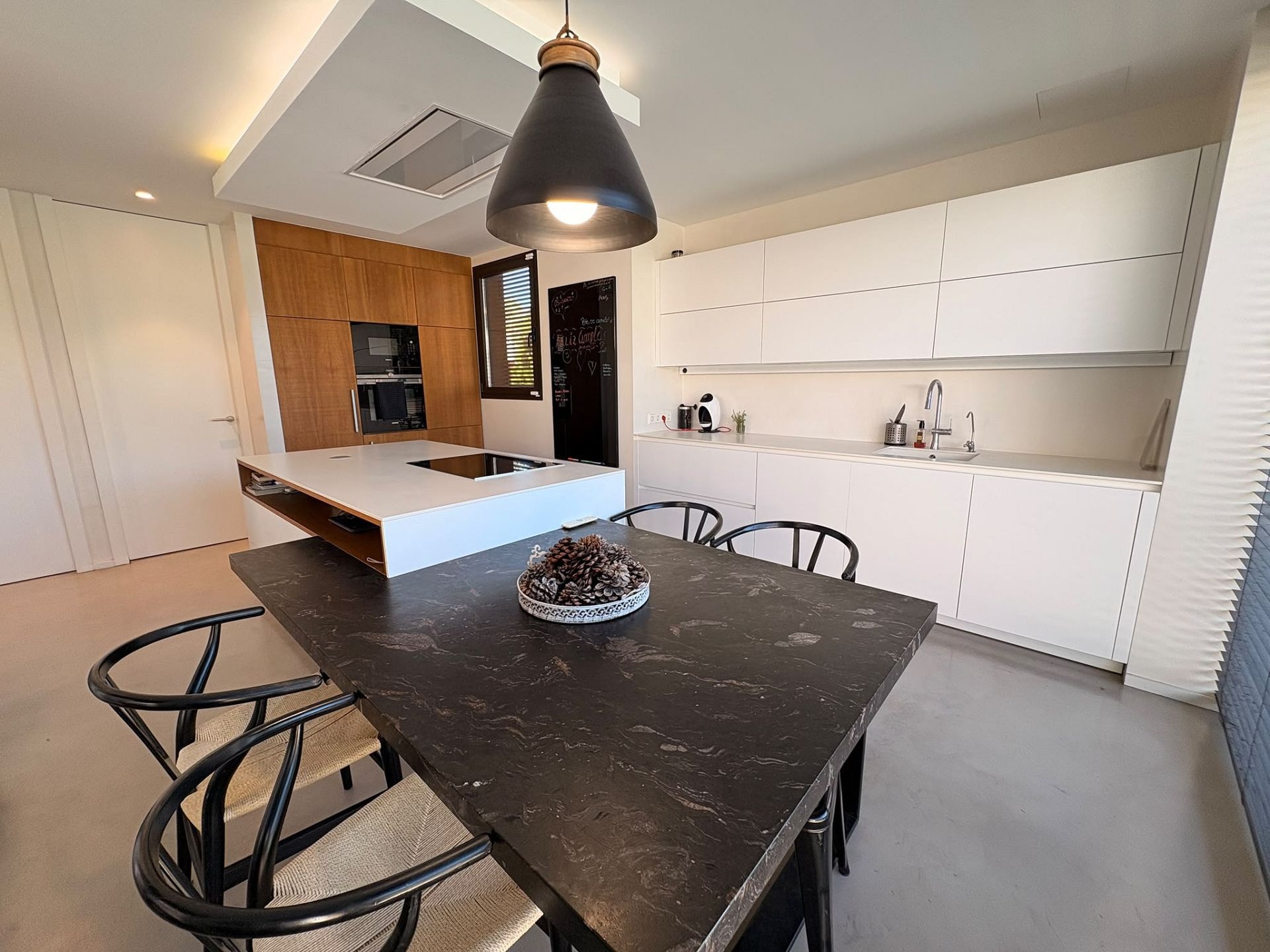 Resale - 4 Bedroom 4 Bathroom Villa in Petrer -  - Alicante