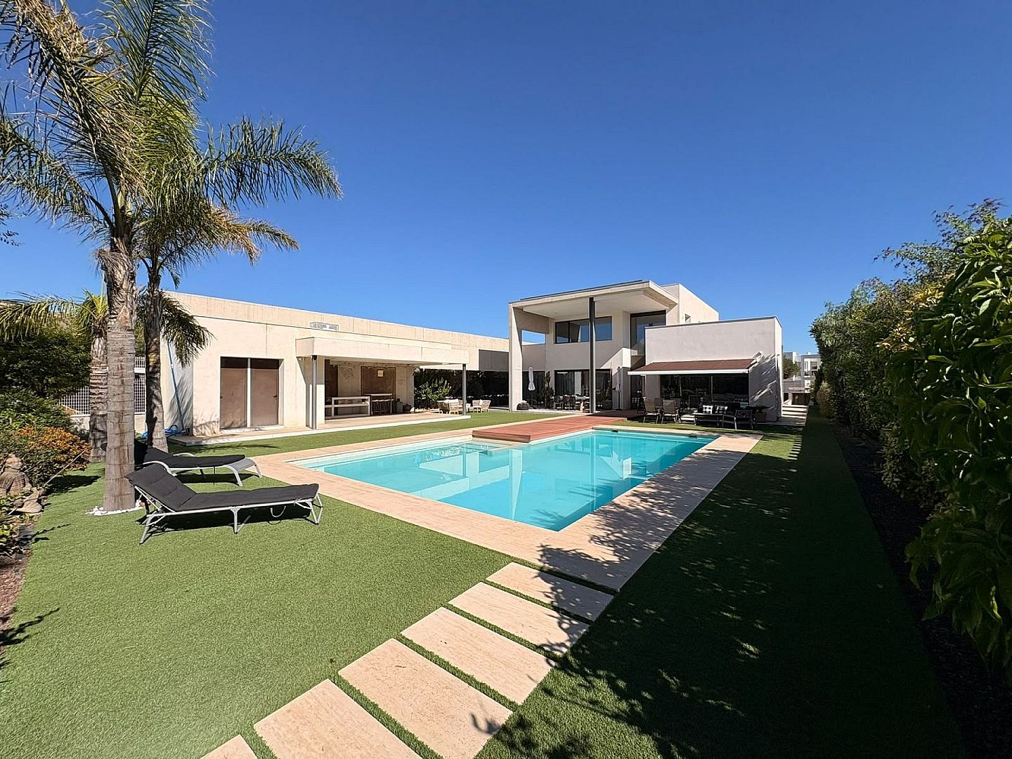 4 Bedroom 4 Bathroom Villa in Petrer