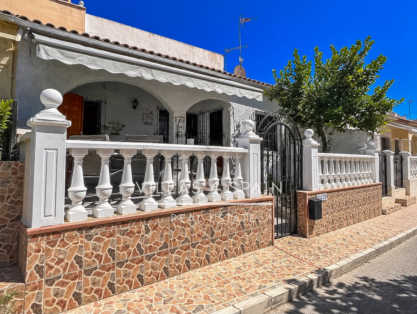 Resale - 2-Bed 1 bath Townhouse with Private Garden & Sunny Terrace, in La Marina, San Fulgencio Alicante  - av. de londres - Alicante