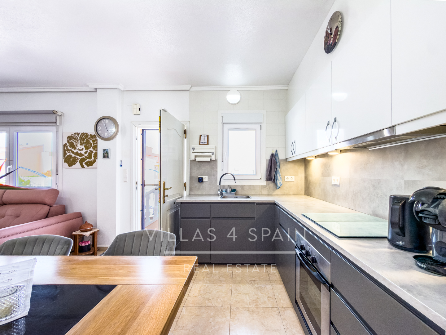 Resale - Cv v4s: 3 Bed 2 Bath townhouse with roof terrace and community pool in Benijofar - Ciudad Quesada  - calle rio turia - Alicante