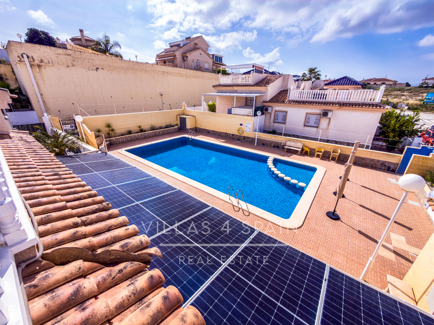 Resale - Cv v4s: 3 Bed 2 Bath townhouse with roof terrace and community pool in Benijofar - Ciudad Quesada  - calle rio turia - Alicante