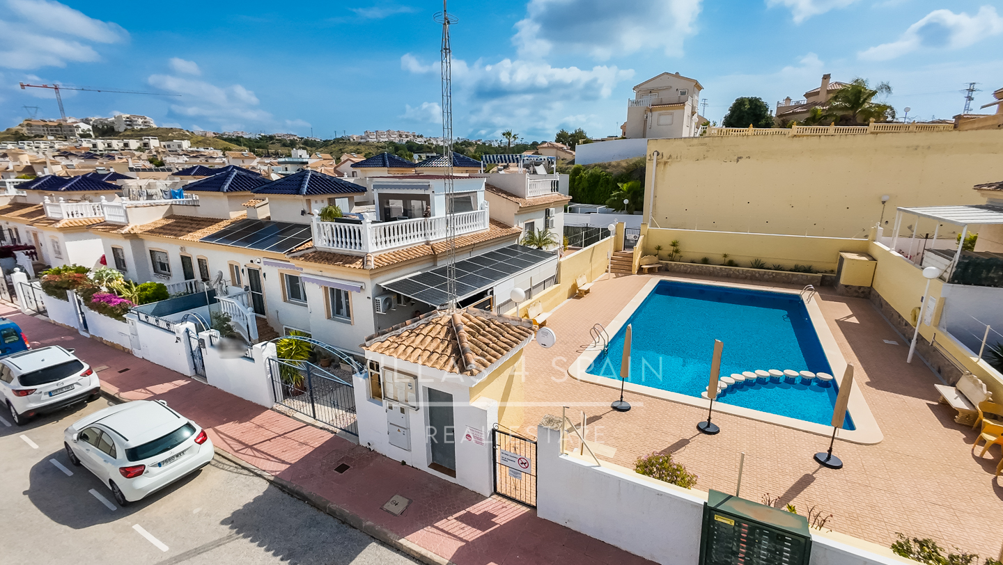 Resale - Cv v4s: 3 Bed 2 Bath townhouse with roof terrace and community pool in Benijofar - Ciudad Quesada  - calle rio turia - Alicante