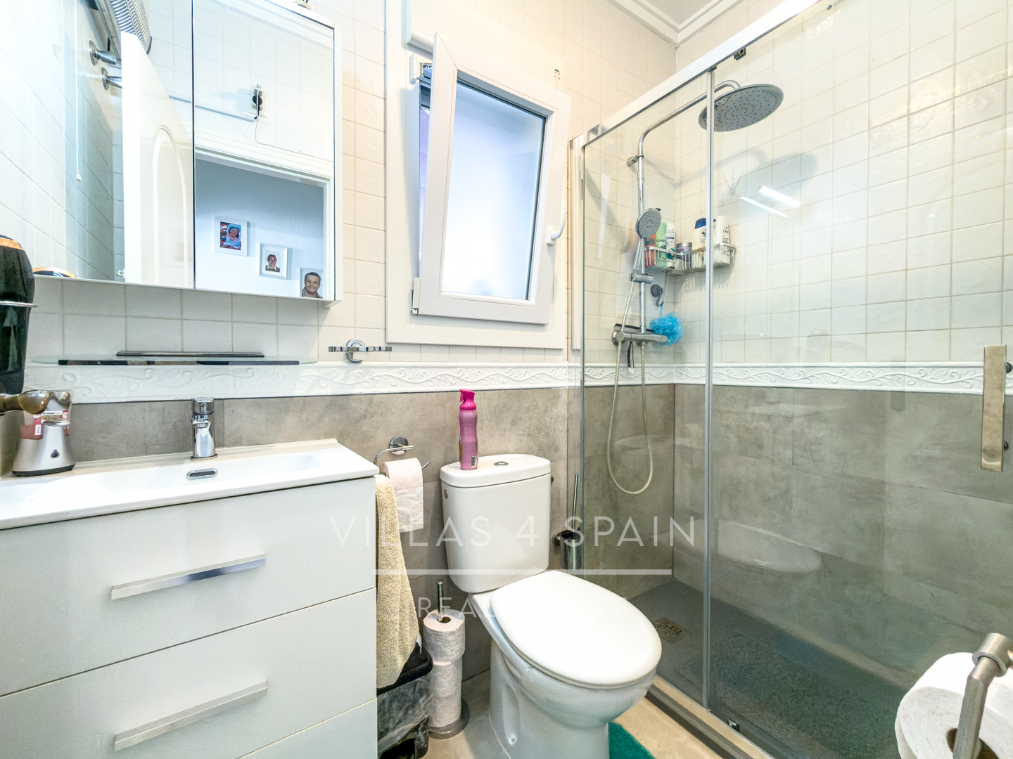 Resale - Cv v4s: 3 Bed 2 Bath townhouse with roof terrace and community pool in Benijofar - Ciudad Quesada  - calle rio turia - Alicante