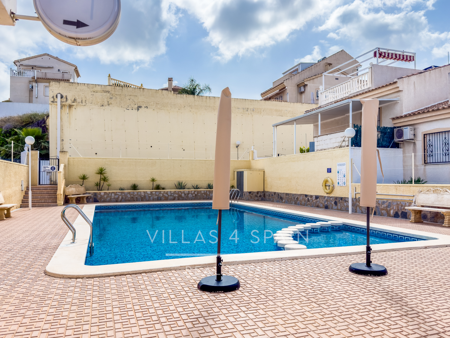 Resale - Cv v4s: 3 Bed 2 Bath townhouse with roof terrace and community pool in Benijofar - Ciudad Quesada  - calle rio turia - Alicante